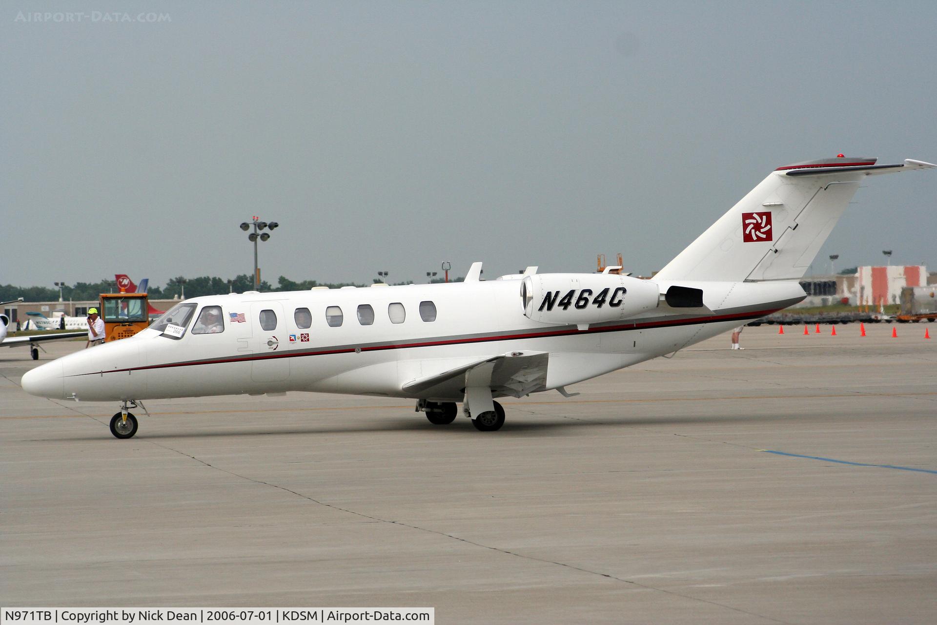 N971TB, Cessna 525A CitationJet CJ2 C/N 525A0111, KDSM (Seen here at the Special Olympics Citation lift as N464C this airframe is now registered N971TB as posted)