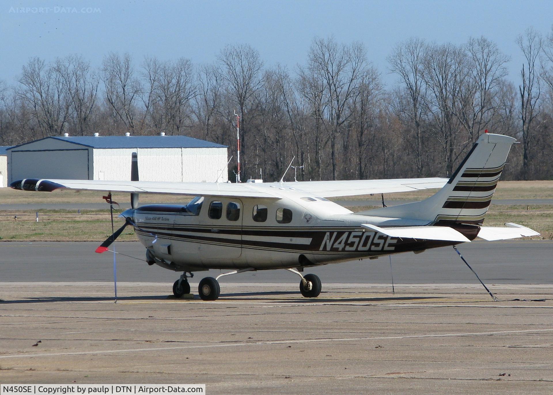 N450SE, Cessna P210N Pressurised Centurion C/N P21000605, Parked at the Downtown Shreveport airport.