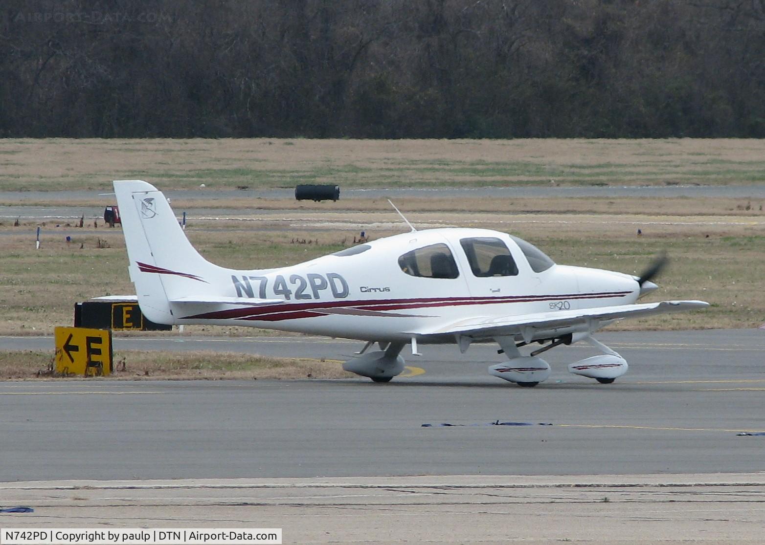 N742PD, 2002 Cirrus SR20 C/N 1187, Taxiing at the Downtown Shreveport airport.