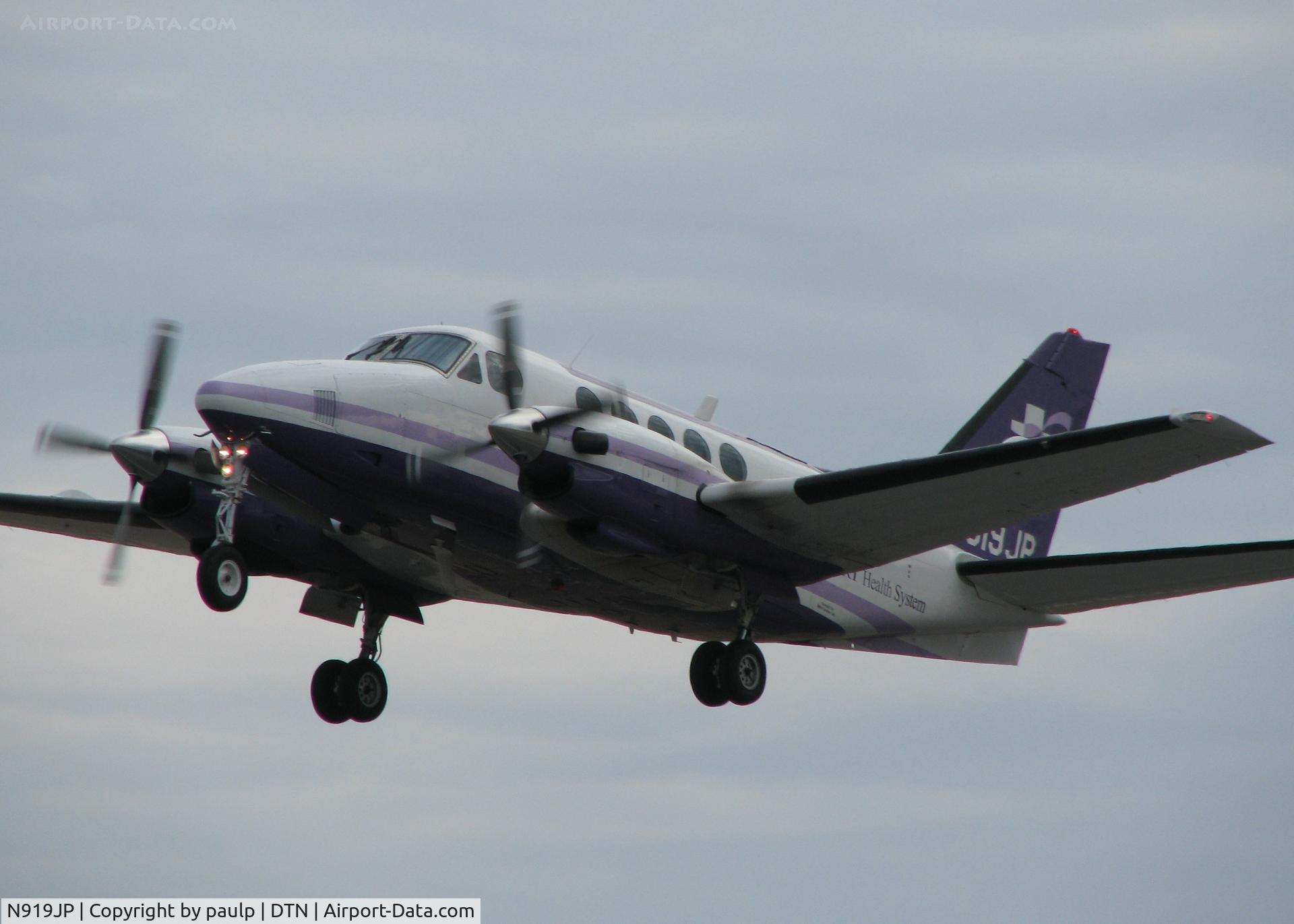 N919JP, 1974 Beech A100 King Air C/N B-202, Taking off from Downtown Shreveport.