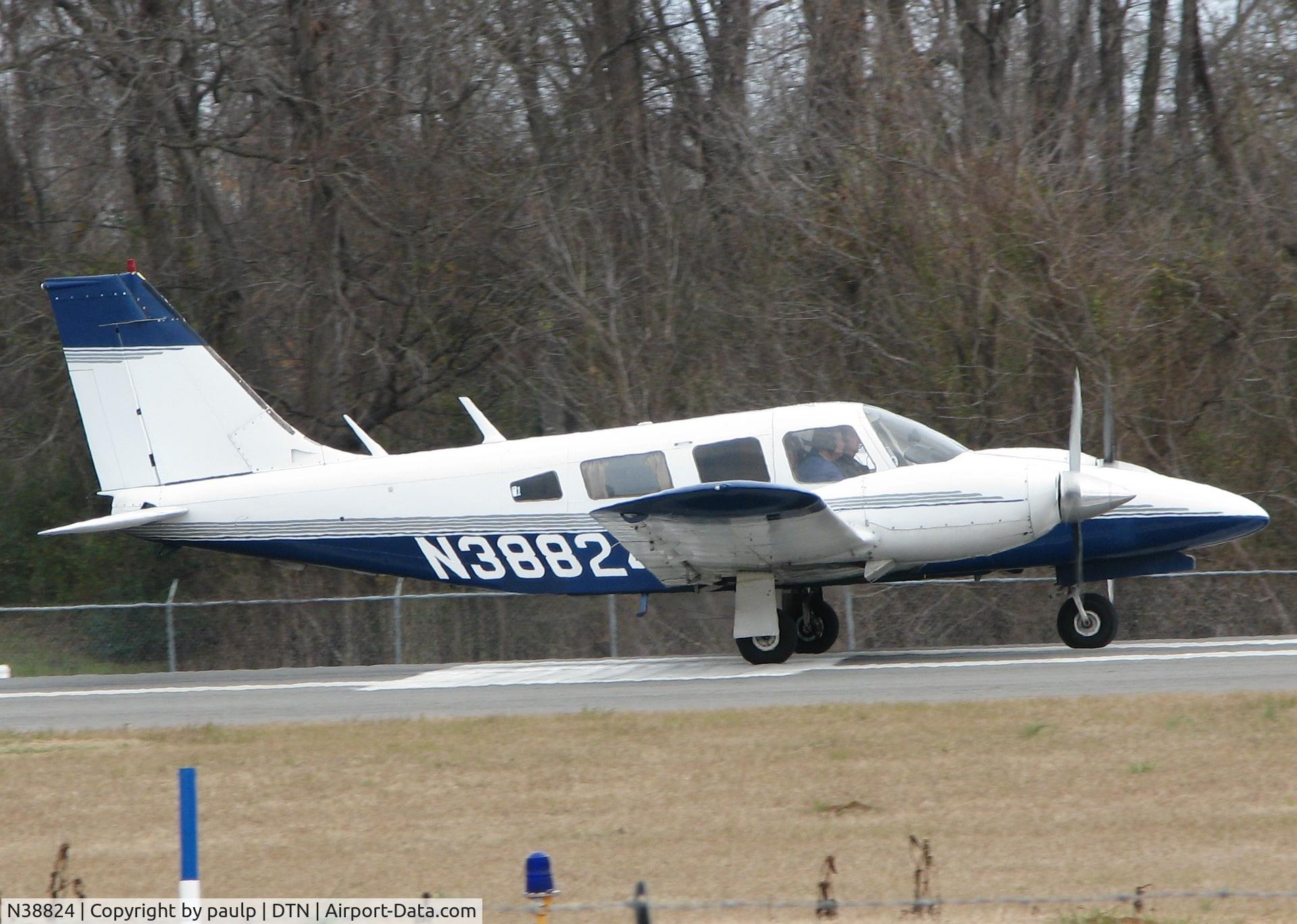 N38824, 1977 Piper PA-34-200T C/N 34-7770162, Taking off from Downtown Shreveport.