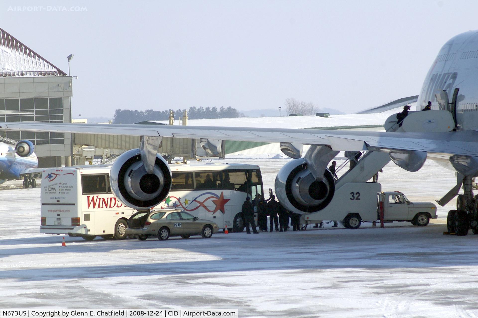 N673US, 1999 Boeing 747-451 C/N 30268, First bus unloading members of the U of I football team