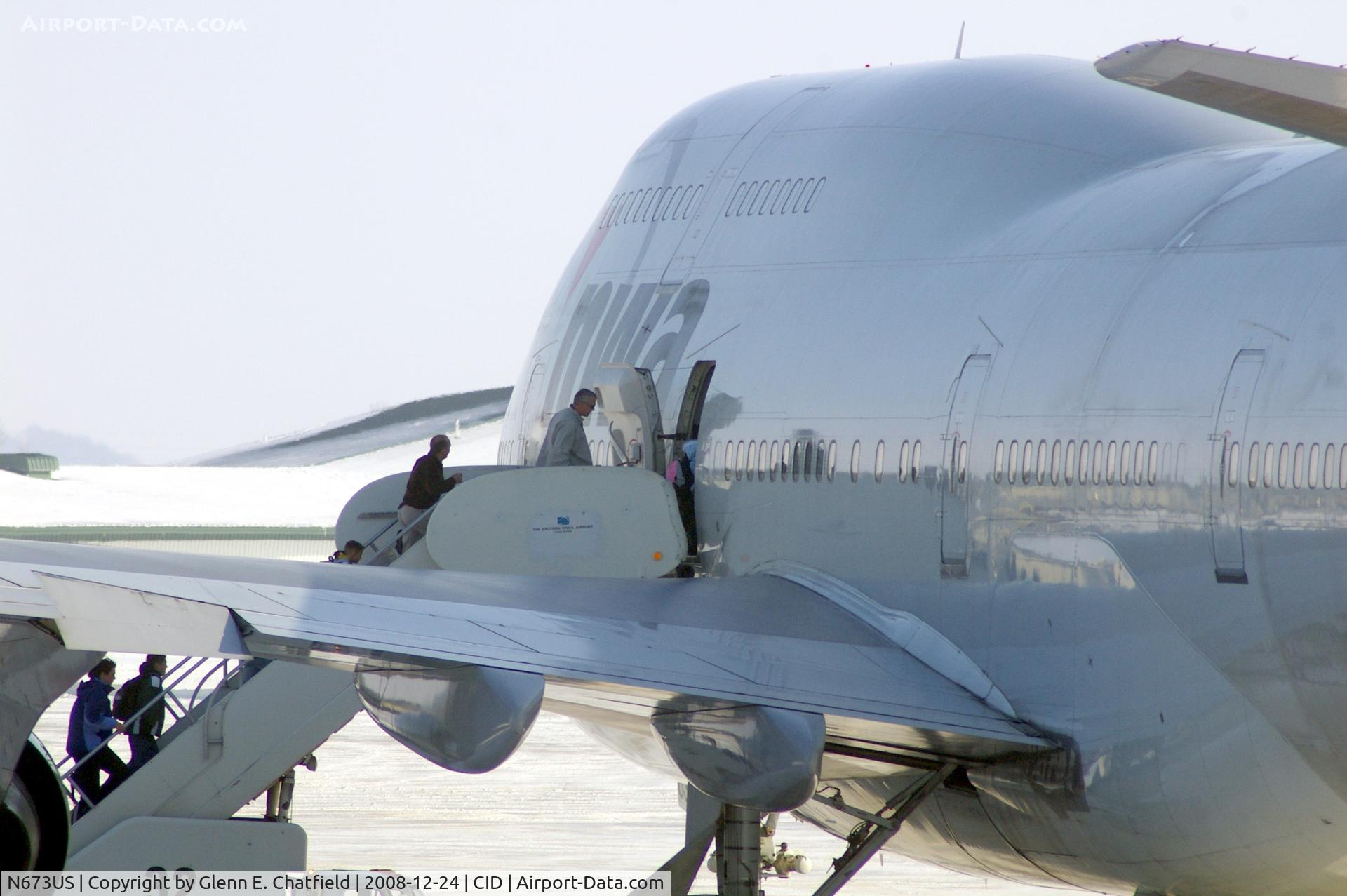 N673US, 1999 Boeing 747-451 C/N 30268, U of I football team family members board