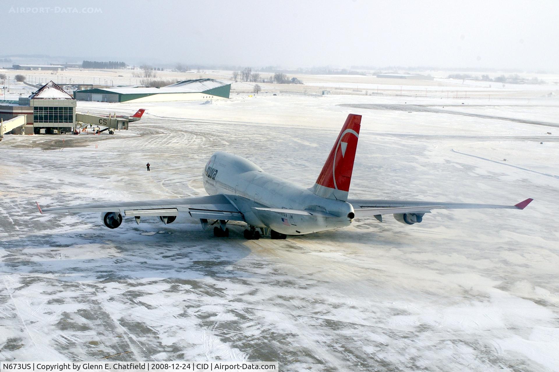 N673US, 1999 Boeing 747-451 C/N 30268, NWA9980 has finished de-icing and is ready to start engines.