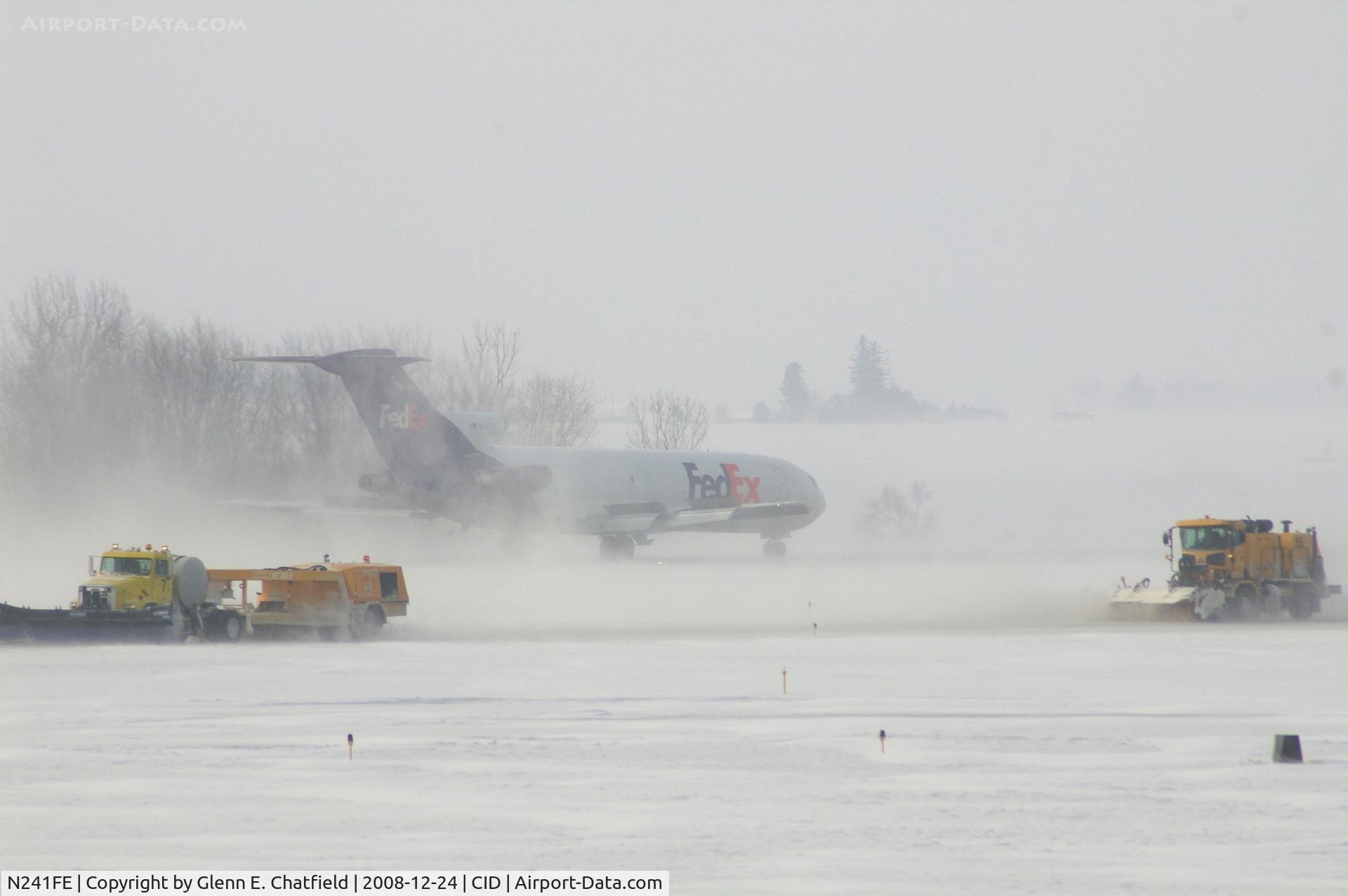 N241FE, 1975 Boeing 727-277 C/N 20979, Landing Runway 27 in the snow.