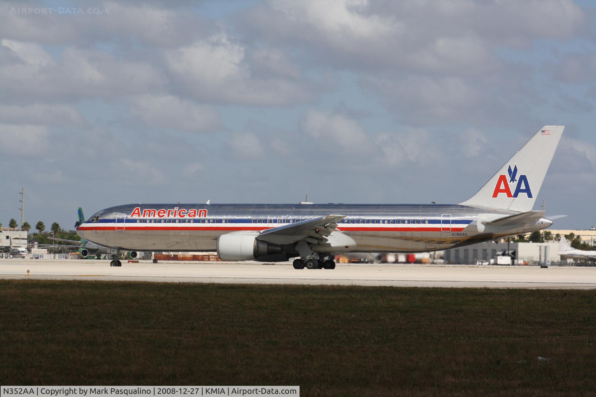 N352AA, 1988 Boeing 767-323ER C/N 24033, Boeing 767-300