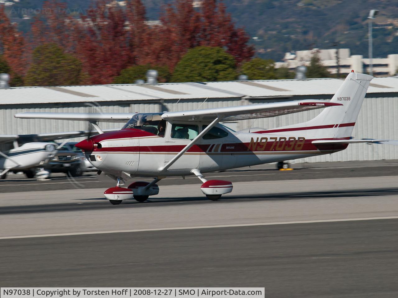 N97038, Cessna 182 Skylane C/N 18266947, N97038 departing from RWY 21