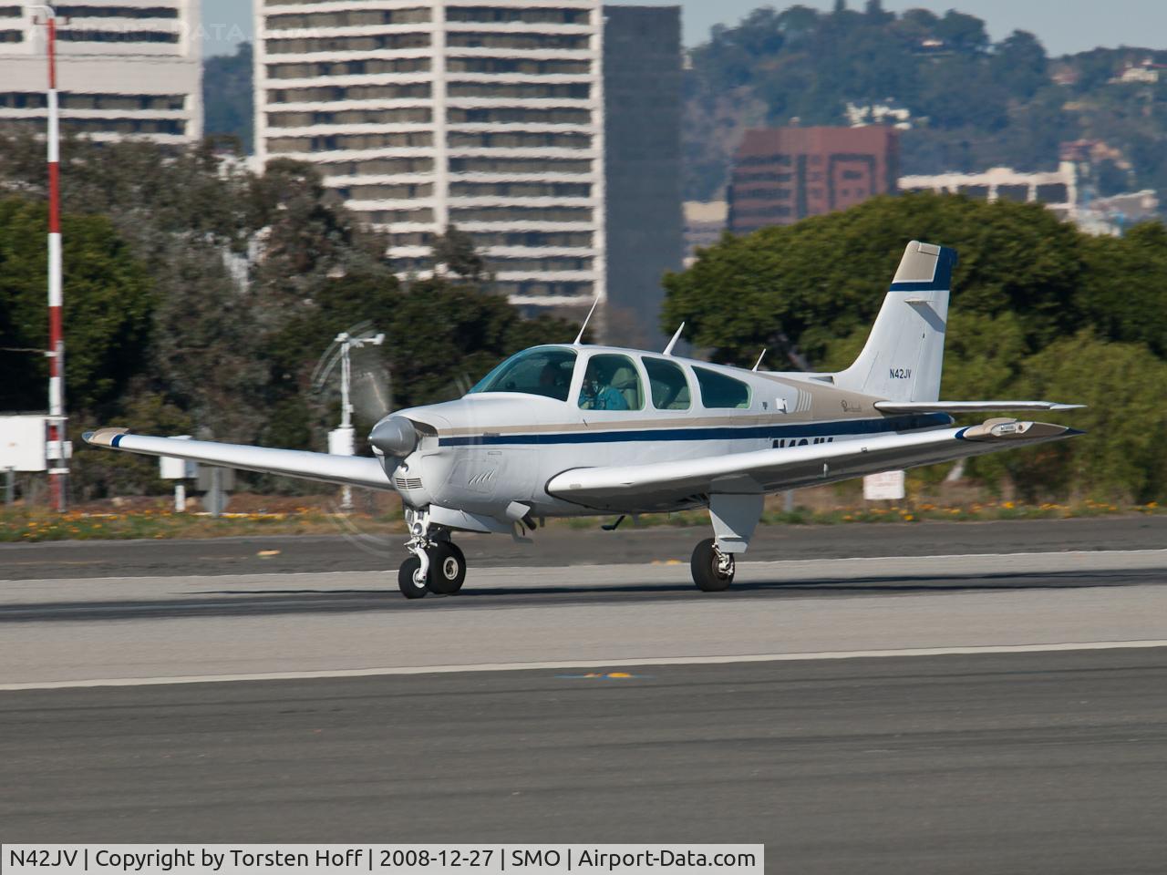 N42JV, 1980 Beech F33A Bonanza C/N CE-913, N42JV departing from RWY 21