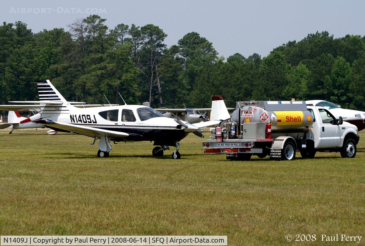 N1409J, Rockwell International 112B Commander C/N 510, Getting topped off