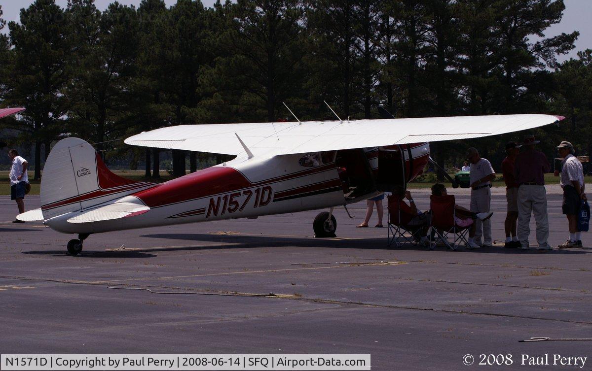 N1571D, 1952 Cessna 195A C/N 7793, Classics always get some interest