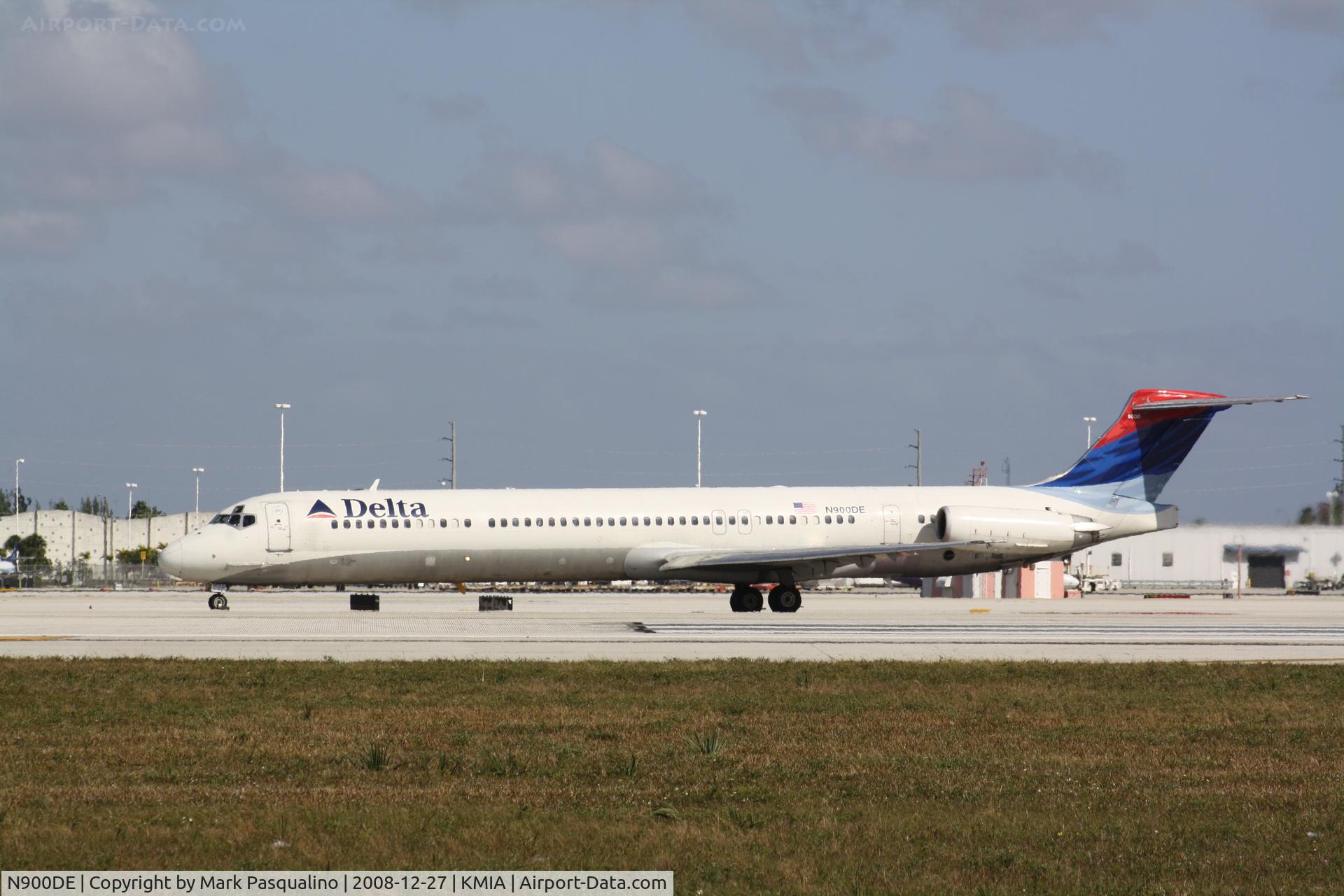 N900DE, 1992 McDonnell Douglas MD-88 C/N 53372, MD-88