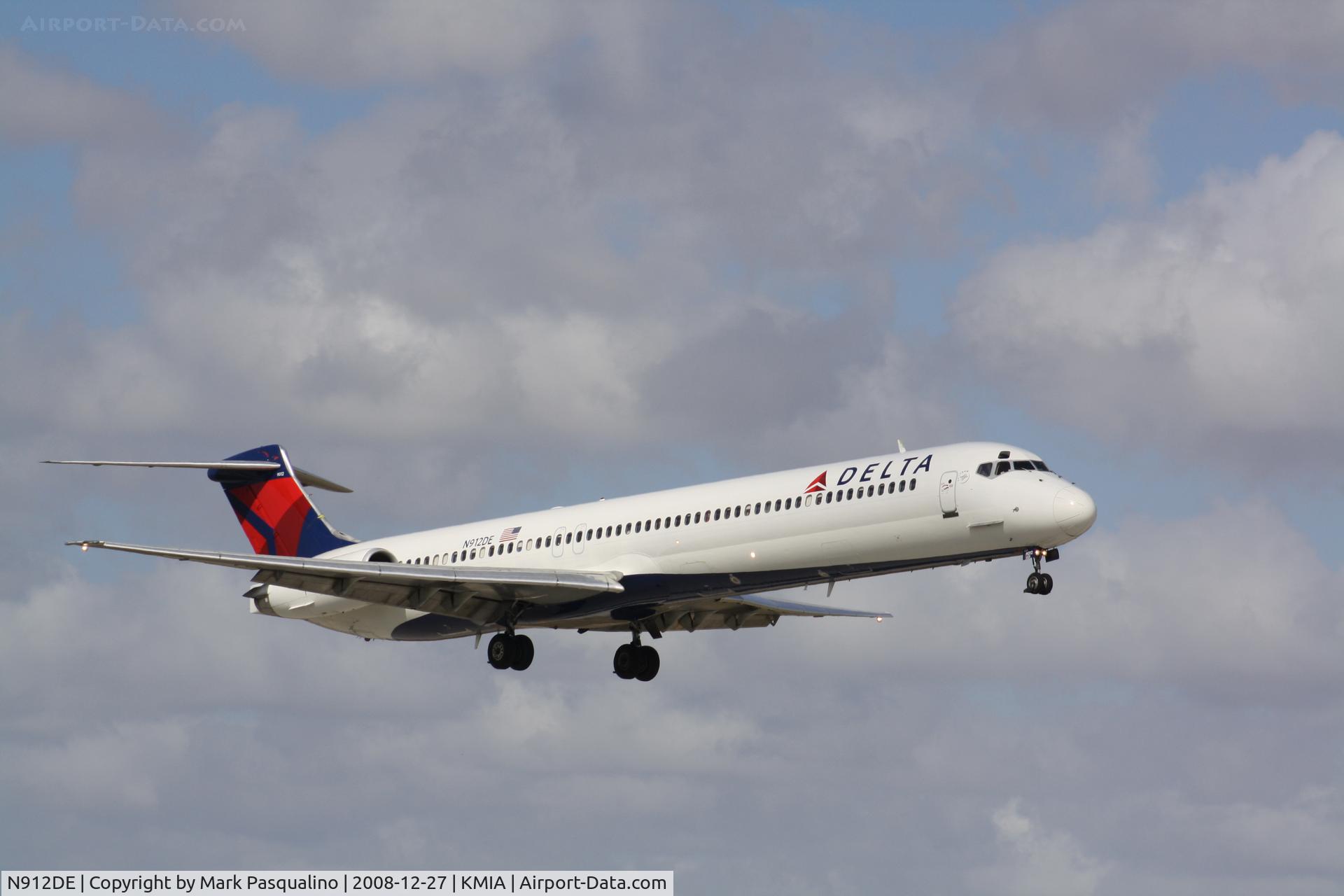 N912DE, 1992 McDonnell Douglas MD-88 C/N 49997, MD-88