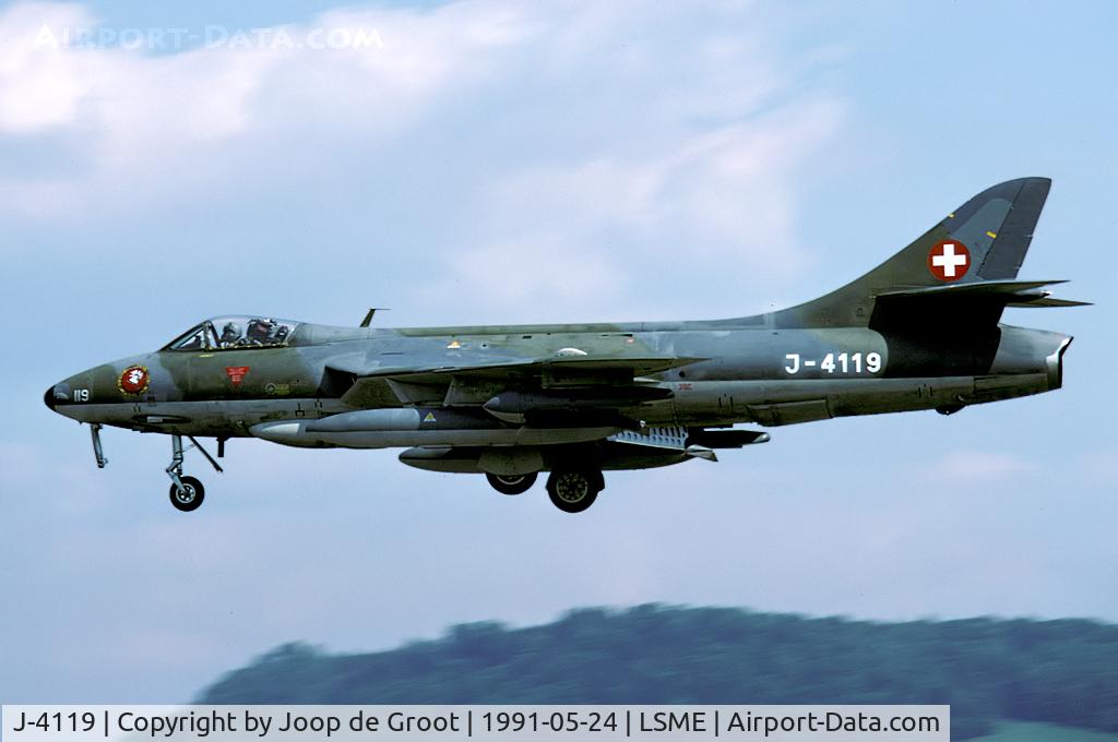 J-4119, Hawker Hunter F.58A C/N 41H/670826, Unit badges used to be quite rare in the Swiss AF. This Hunter has the Fl St 2 badge on the nose. This Hunter was scrapped a year later.