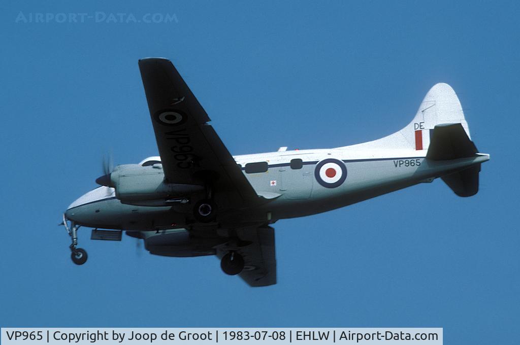 VP965, De Havilland DH-104 Devon C.2 C/N 04258, This 207 Sq Devon was the first of its kind I ever saw. After its service carreer it was sent to Manston where it was burnt.