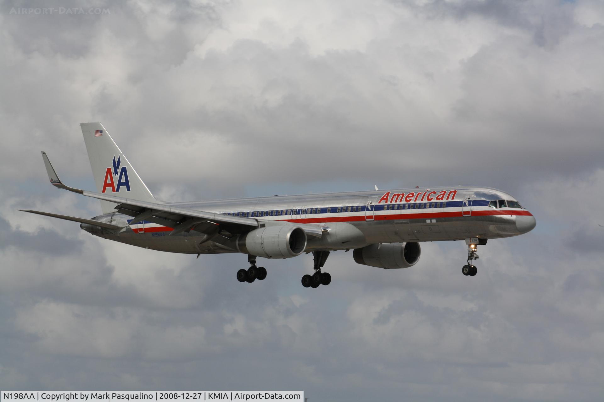 N198AA, 2001 Boeing 757-223 C/N 32392, Boeing 757-200