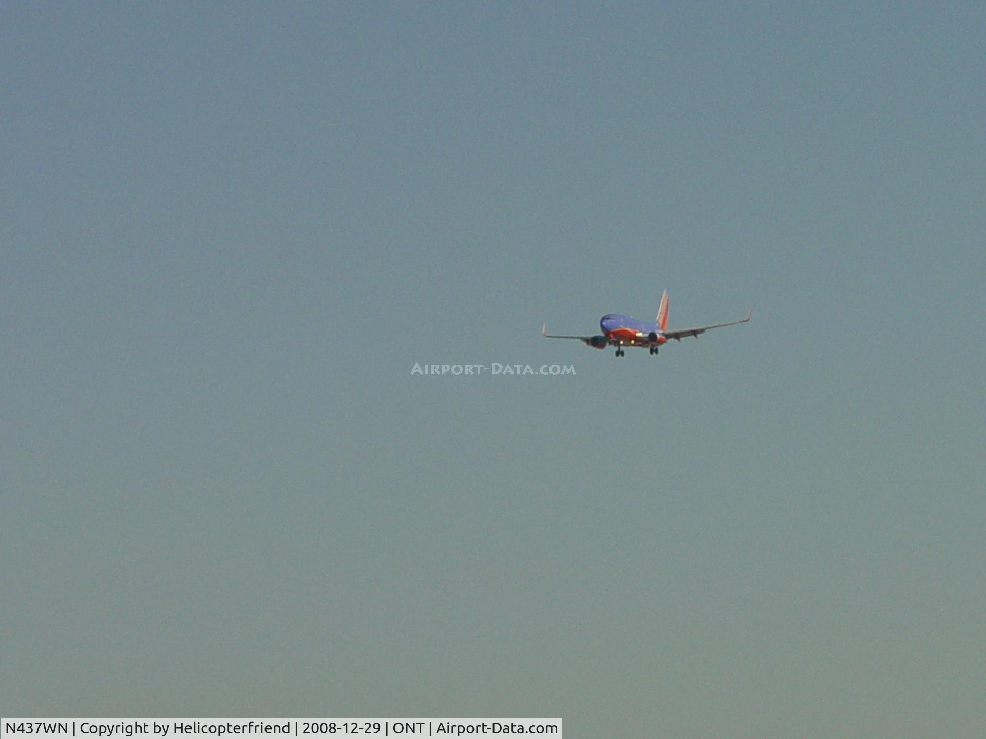 N437WN, 2003 Boeing 737-7H4 C/N 29832, Settling down on final