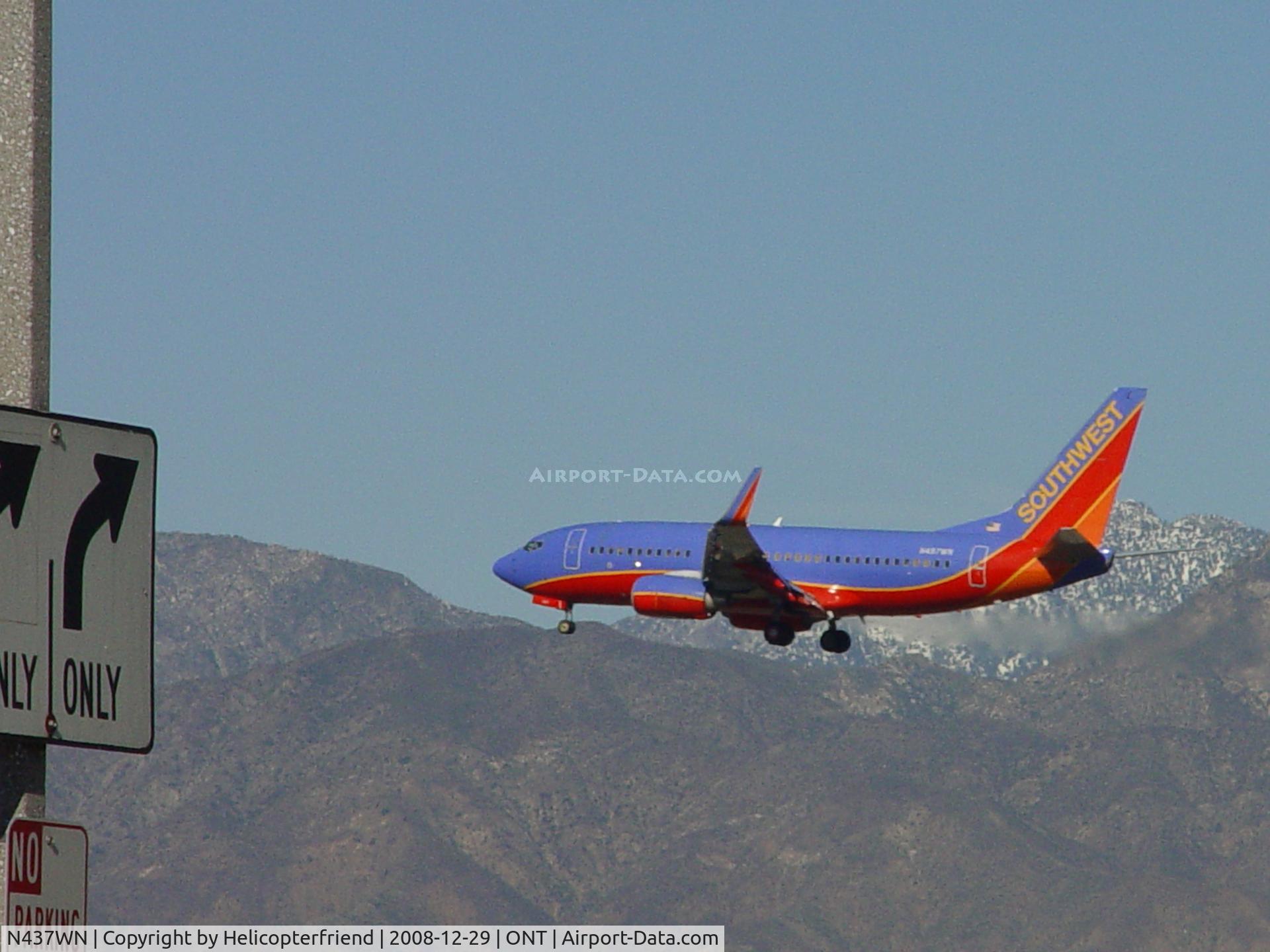 N437WN, 2003 Boeing 737-7H4 C/N 29832, Some power on to get over the fence