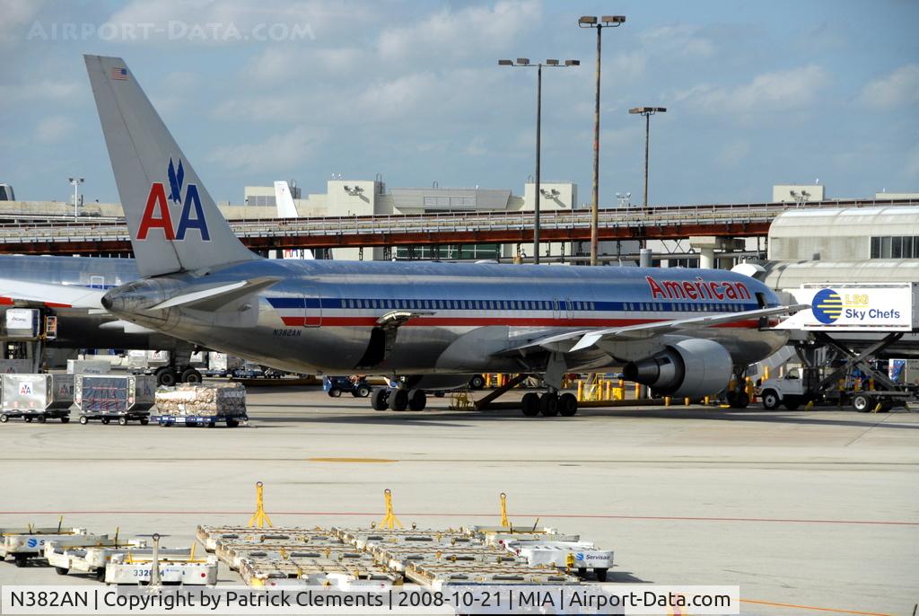 N382AN, 1993 Boeing 767-323/ER C/N 25451, AWAITING BOARDING