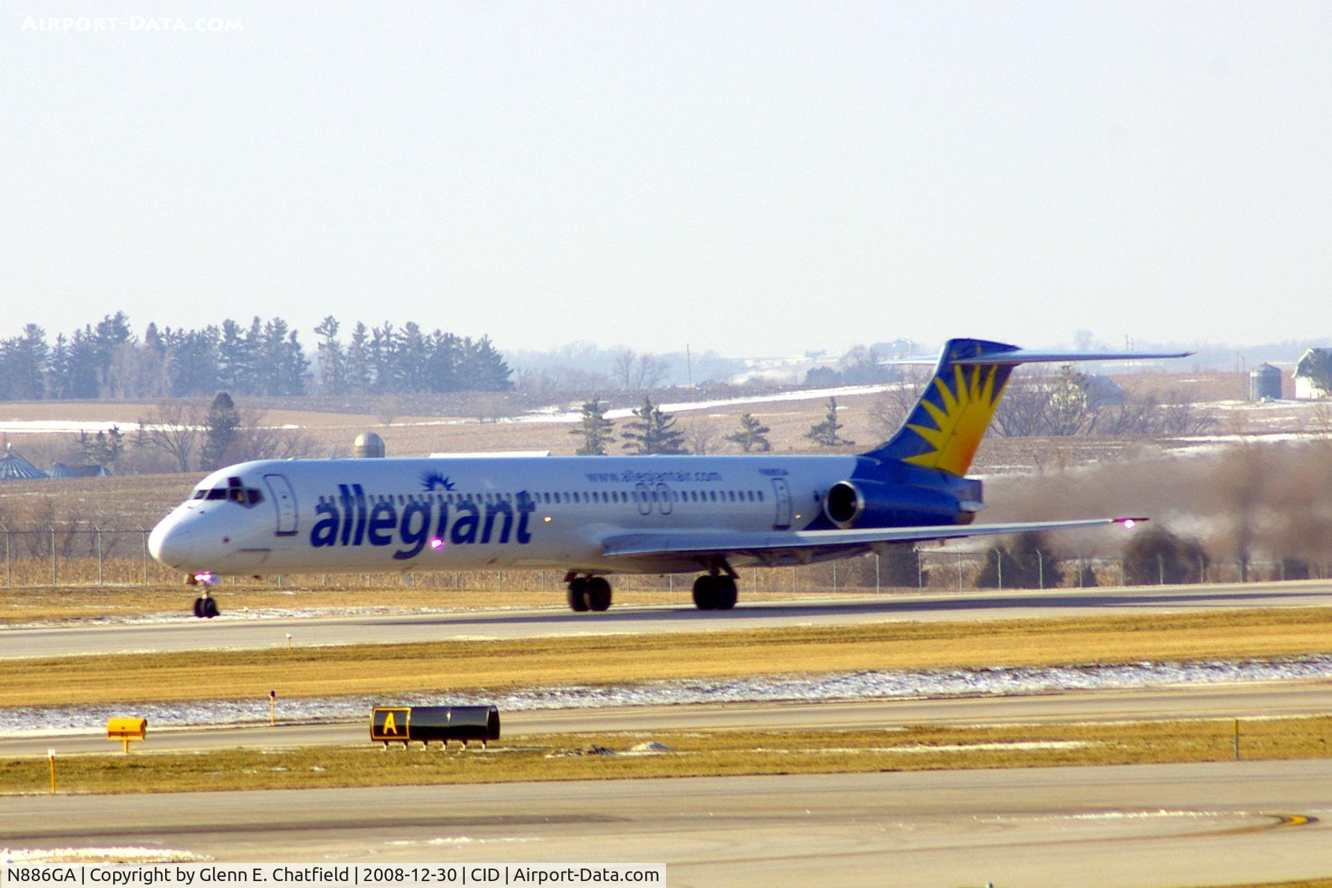 N886GA, 1990 McDonnell Douglas MD-82 (DC-9-82) C/N 49931, Take off roll on runway 9