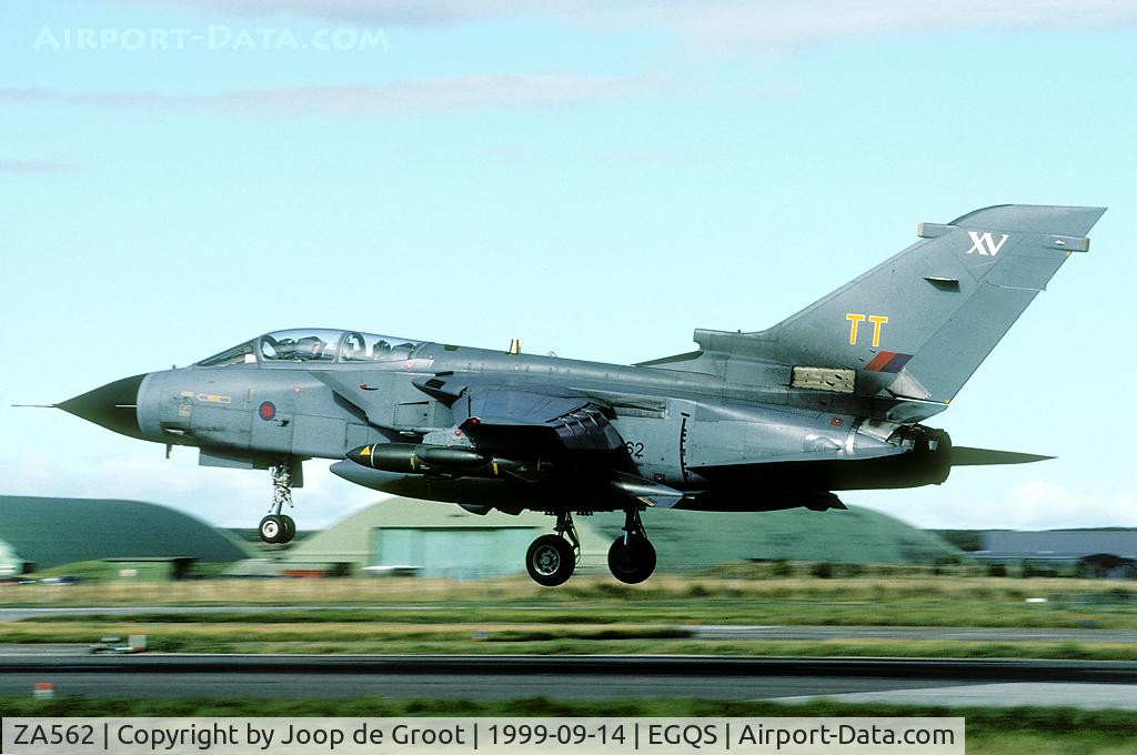 ZA562, 1981 Panavia Tornado GR.1 C/N 085/BT021/3046, landing at Lossie