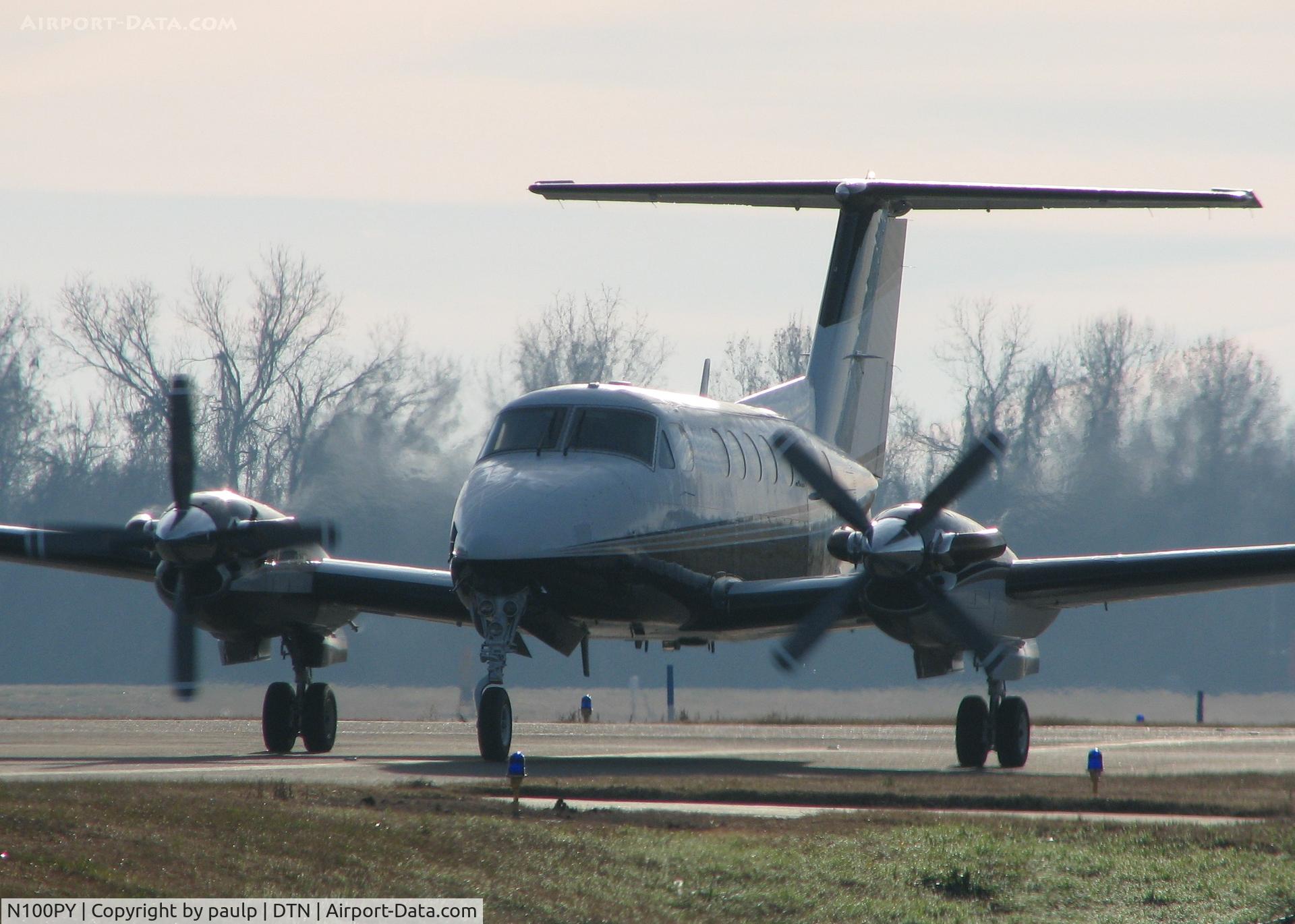 N100PY, 1981 Beech 200 C/N BB-890, Taxiing to the active at the Downtown Shreveport Airport.