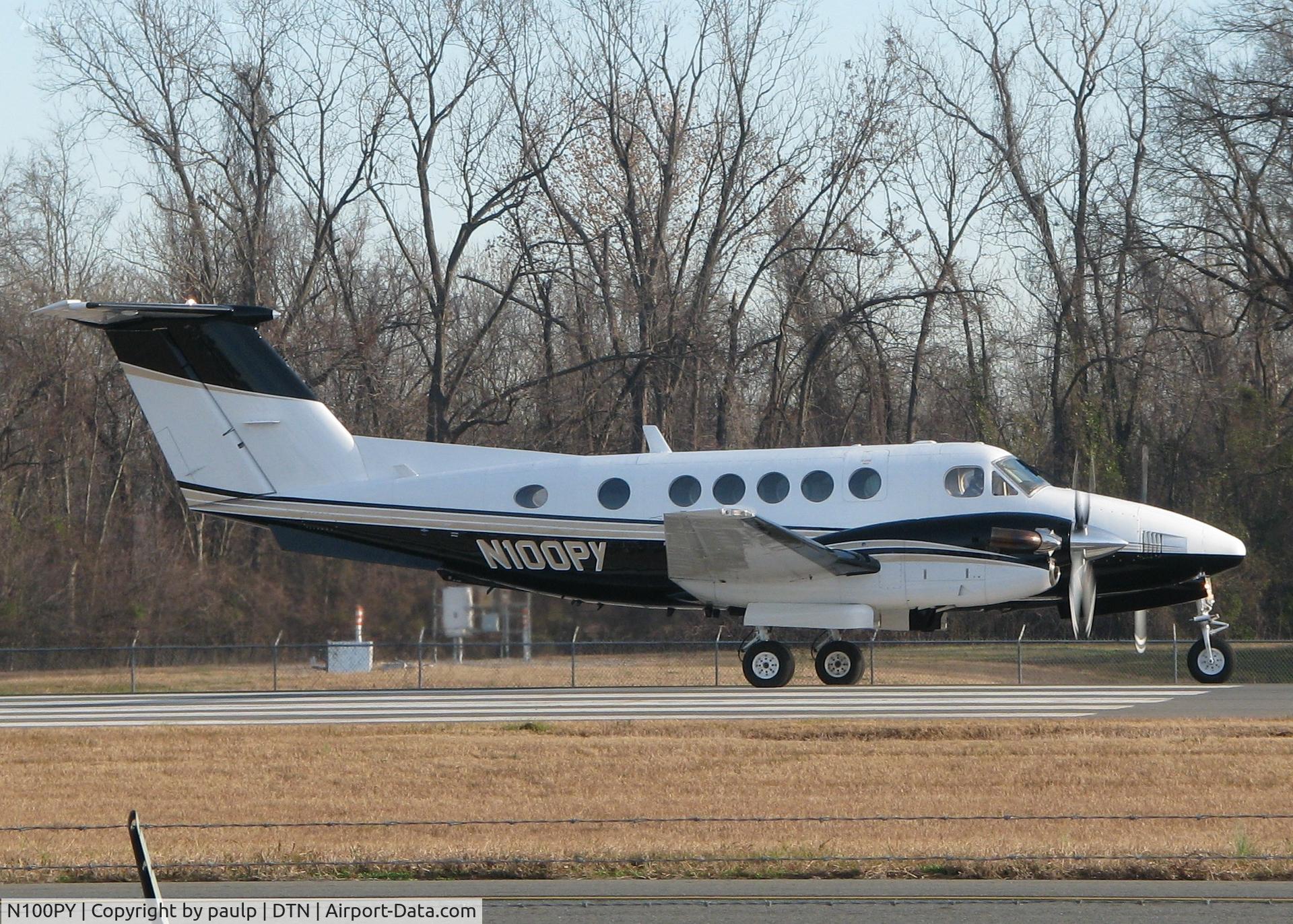 N100PY, 1981 Beech 200 C/N BB-890, Taking off from 14 at Downtown Shreveport.
