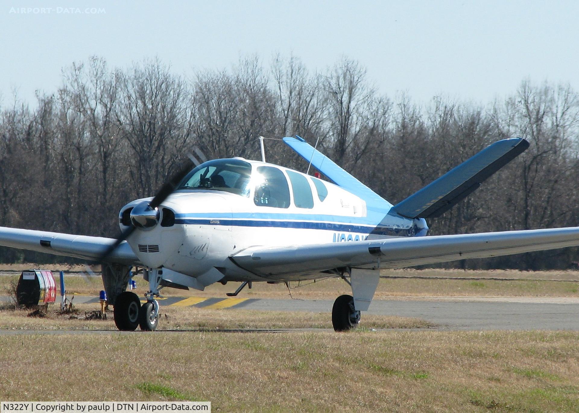 N322Y, 1960 Beech M35 Bonanza C/N D-6351, Taxiing to runway 14 at the Downtown Shreveport airport.