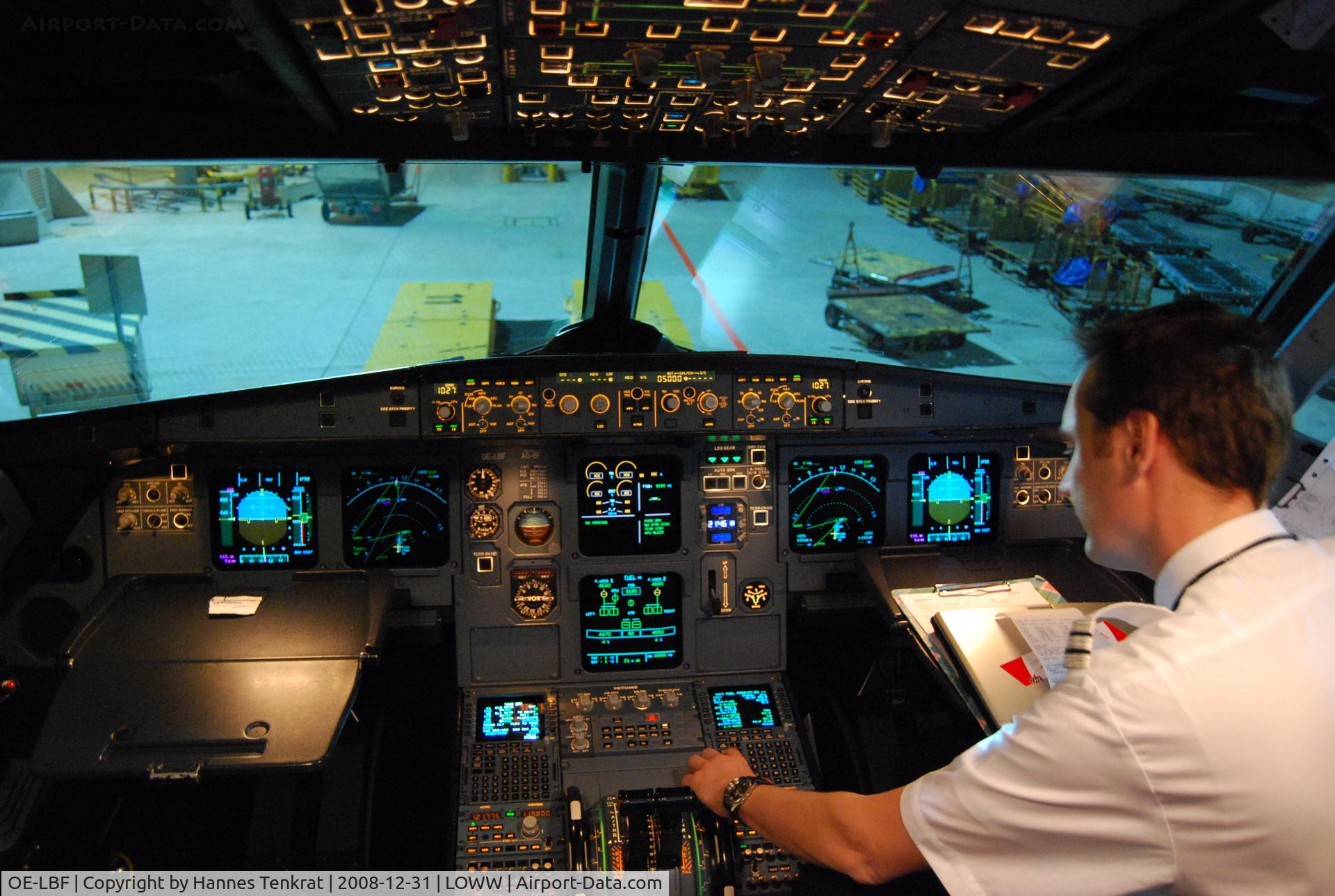 OE-LBF, 2001 Airbus A321-211 C/N 1458, Cockpit of Austrian Airlines Airbus A321 