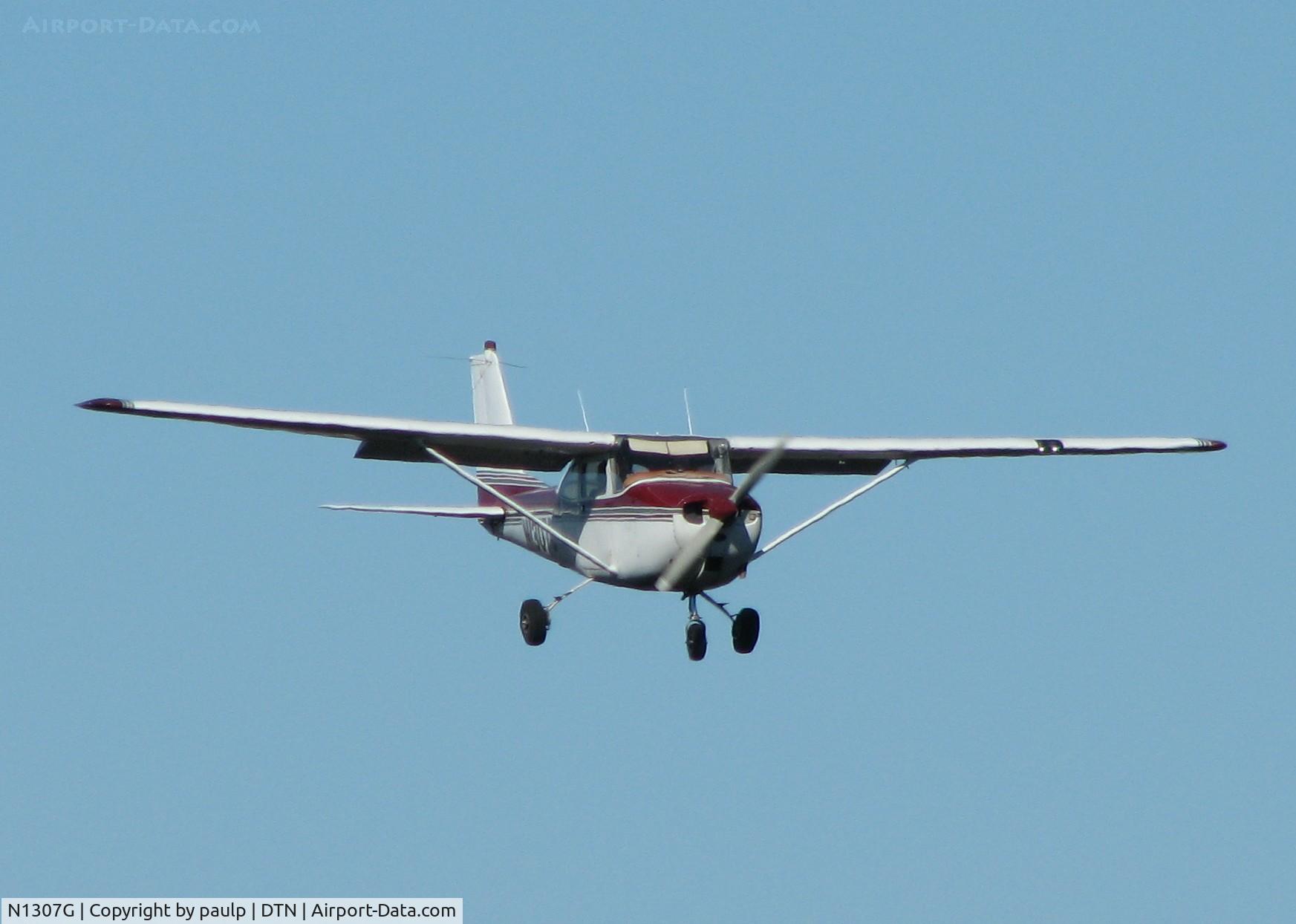 N1307G, 1966 Cessna 172G C/N 17254120, Landing at Downtown Shreveport.