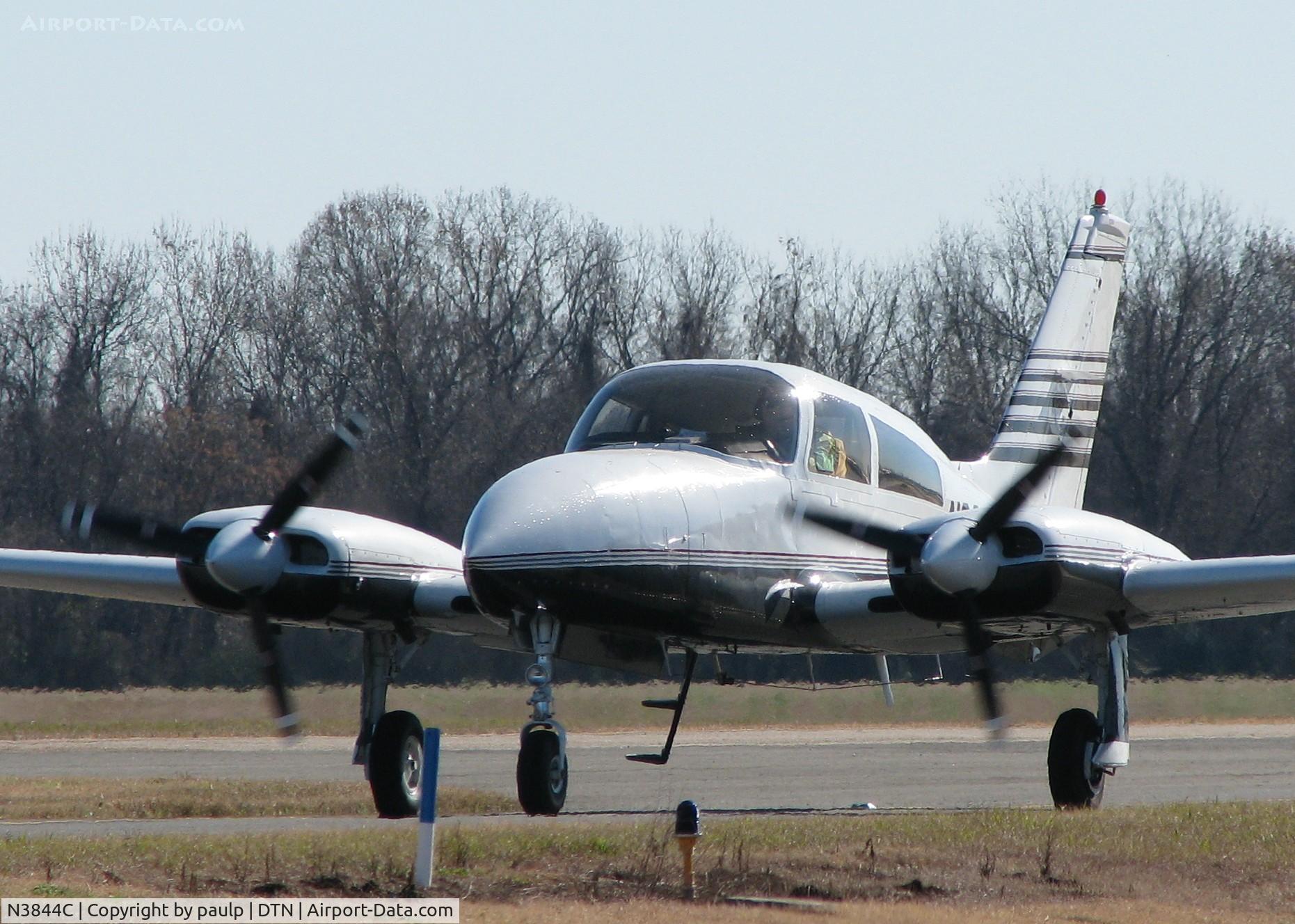 N3844C, 1977 Cessna 310R C/N 310R1238, Taxiing to runway 14 at Downtown Shreveport.