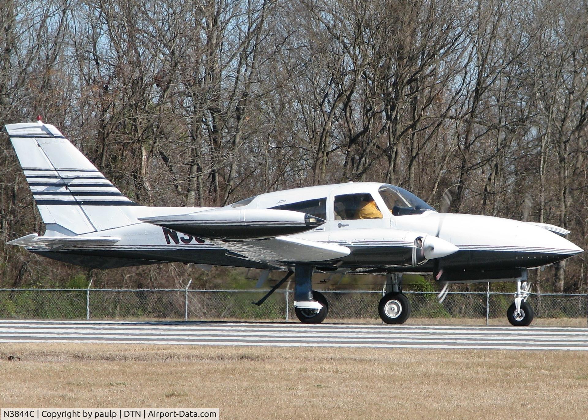 N3844C, 1977 Cessna 310R C/N 310R1238, Taking off from Downtown Shreveport.