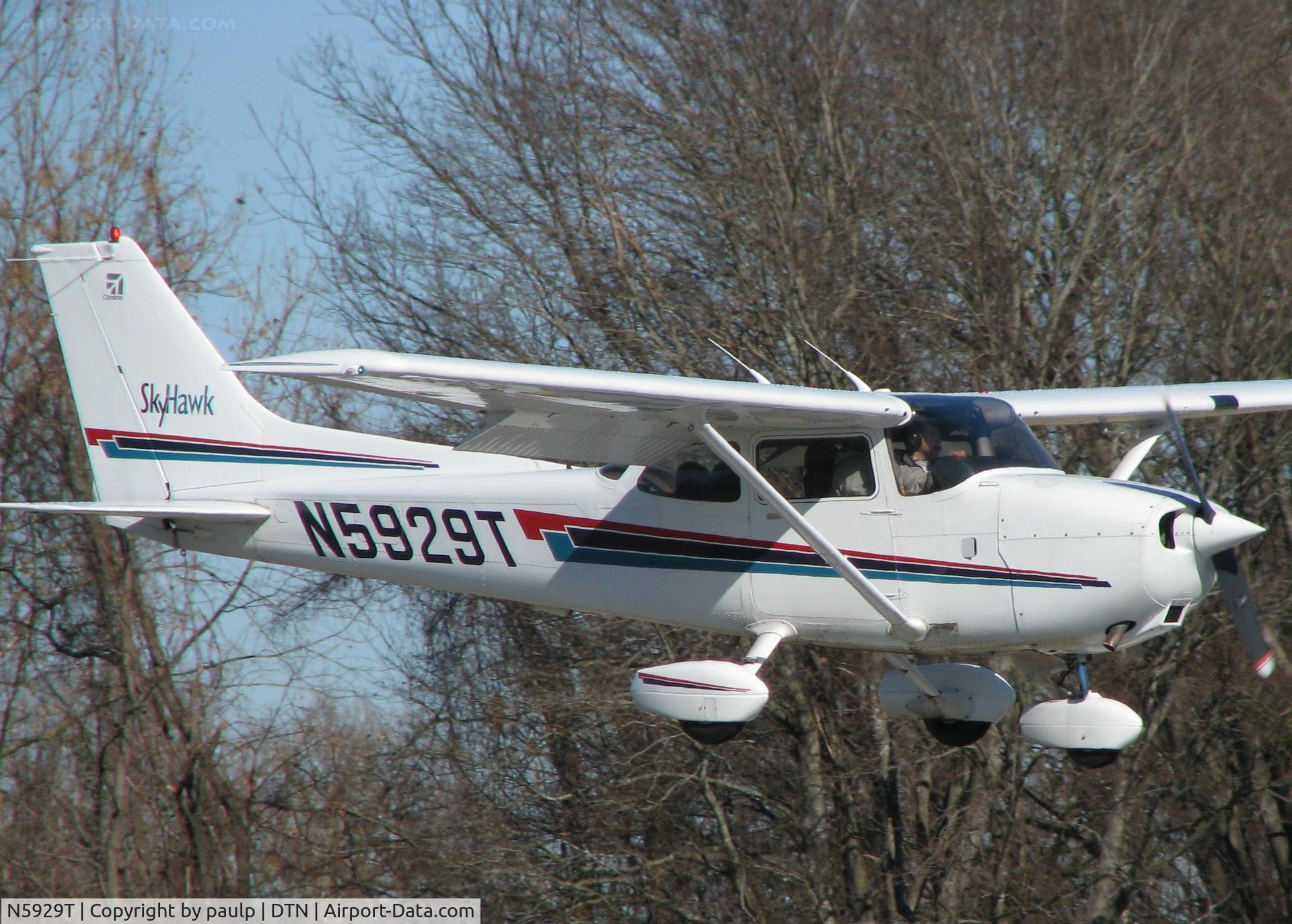 N5929T, 2002 Cessna 172R C/N 17281105, Landing at Downtown Shreveport.