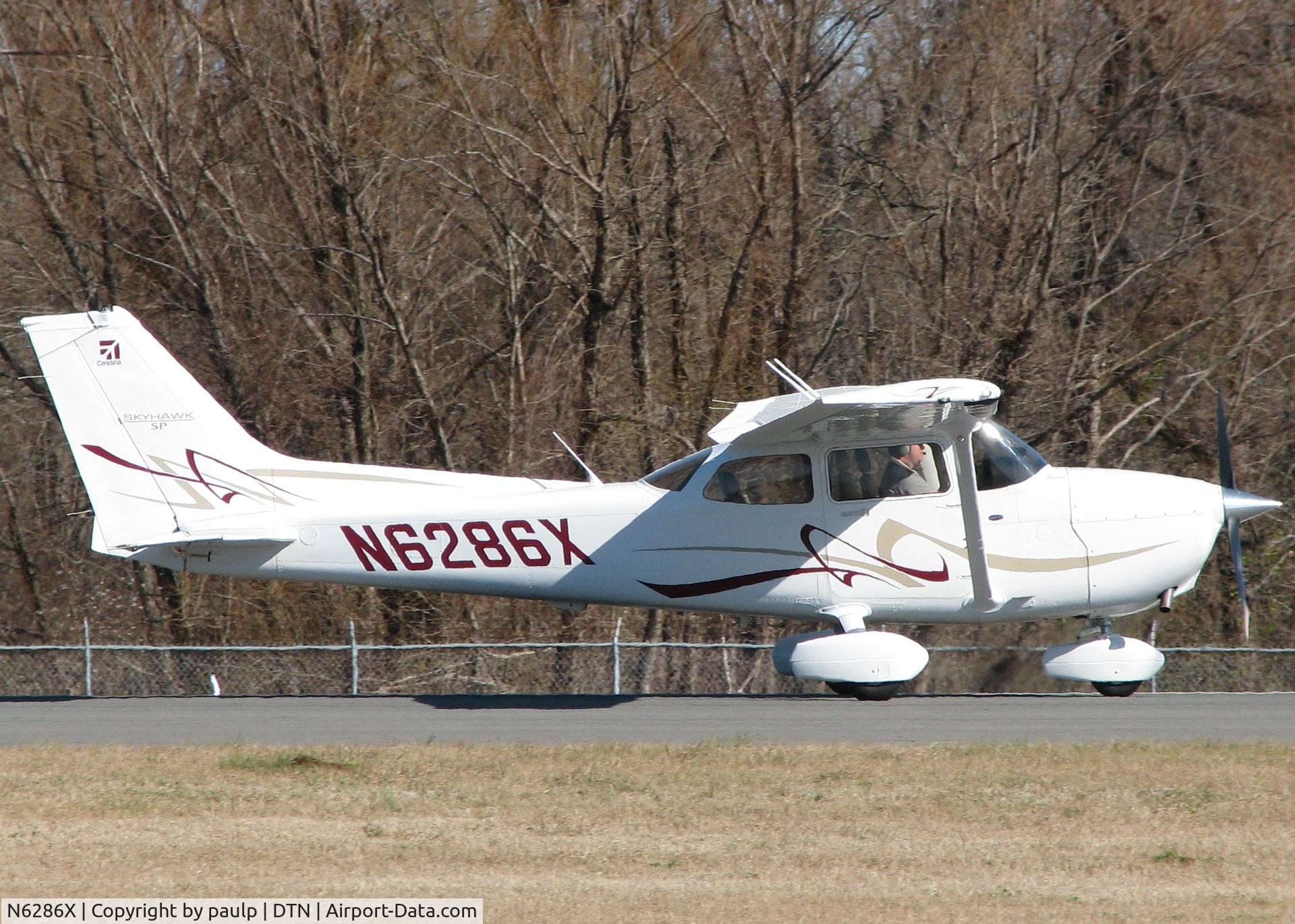 N6286X, 2008 Cessna 172S Skyhawk SP C/N 172S10755, Taking off from Downtown Shreveport.