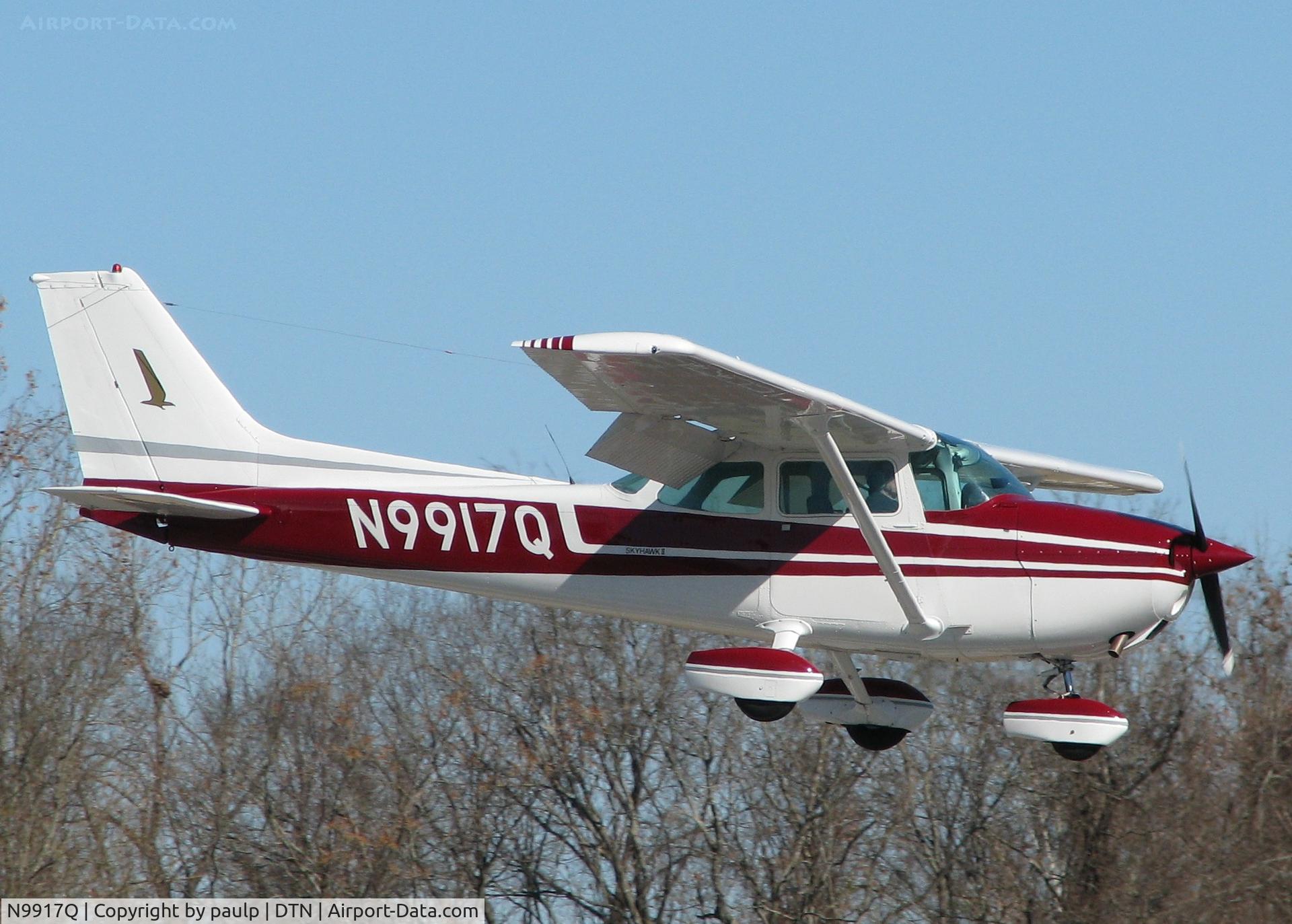 N9917Q, 1975 Cessna 172M C/N 17265861, Landing at Downtown Shreveport.