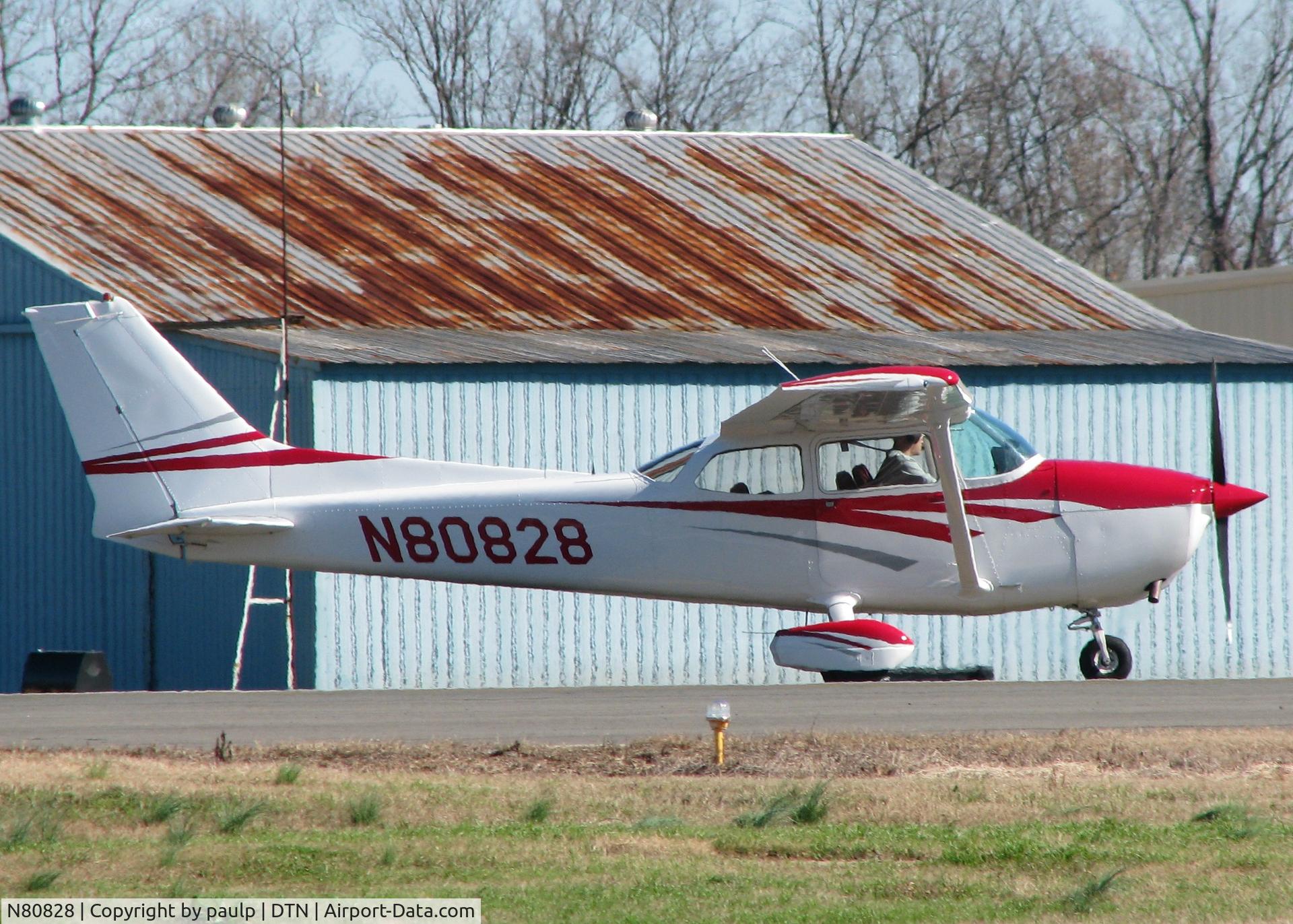 N80828, 1976 Cessna 172M C/N 17266763, About to take off from Downtown Shreveport.