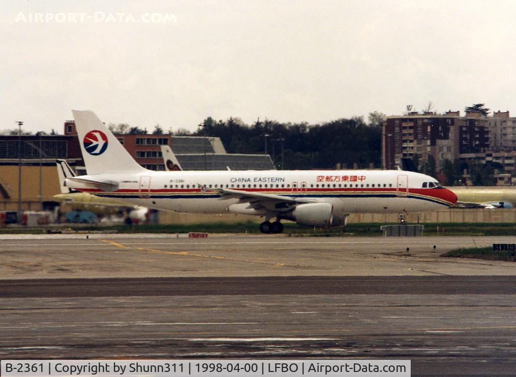B-2361, 1998 Airbus A320-214 C/N 799, Lining up rwy 33L for delivery flight...