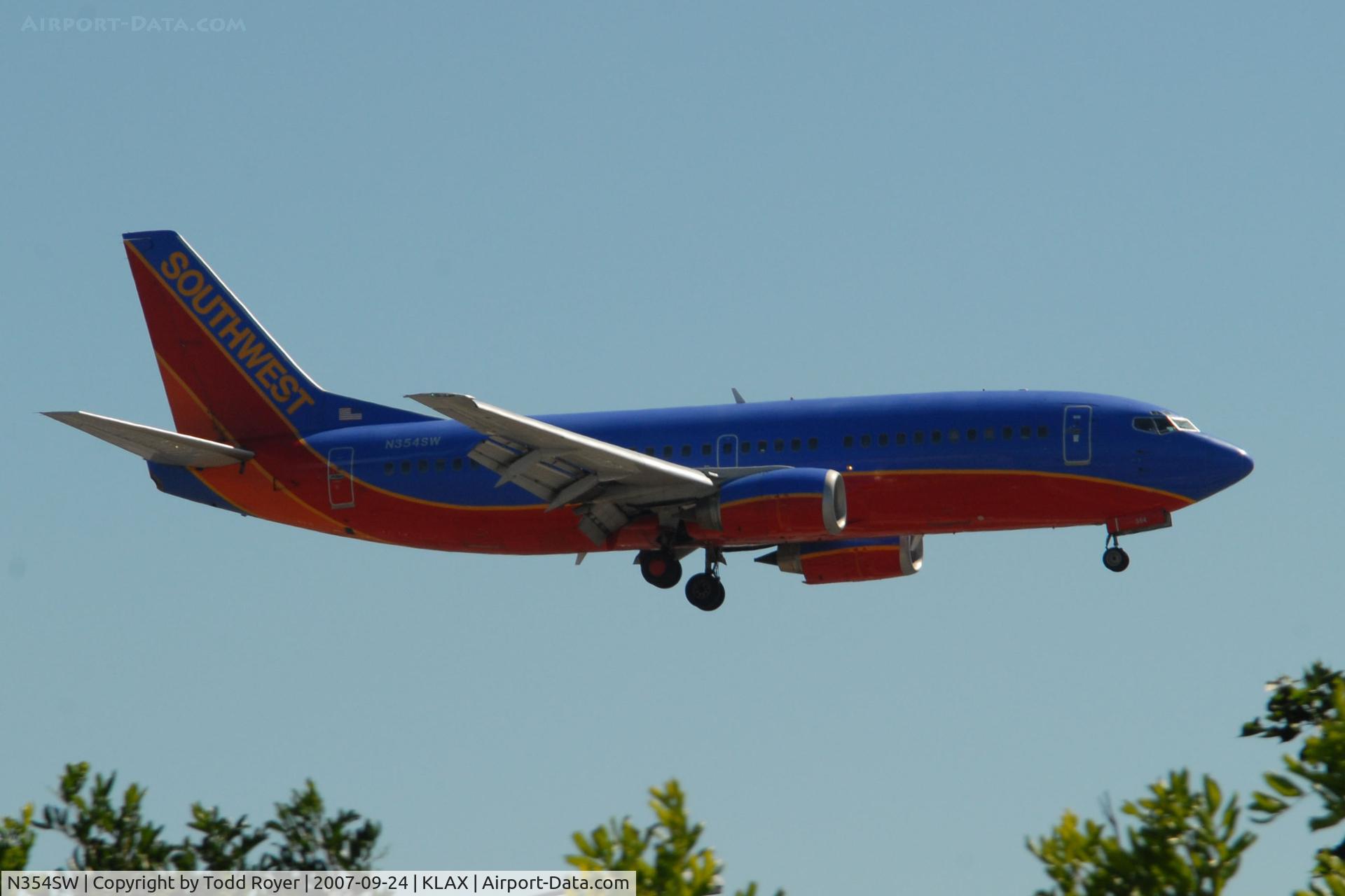 N354SW, 1991 Boeing 737-3H4 C/N 25219, Landing 24L at LAX