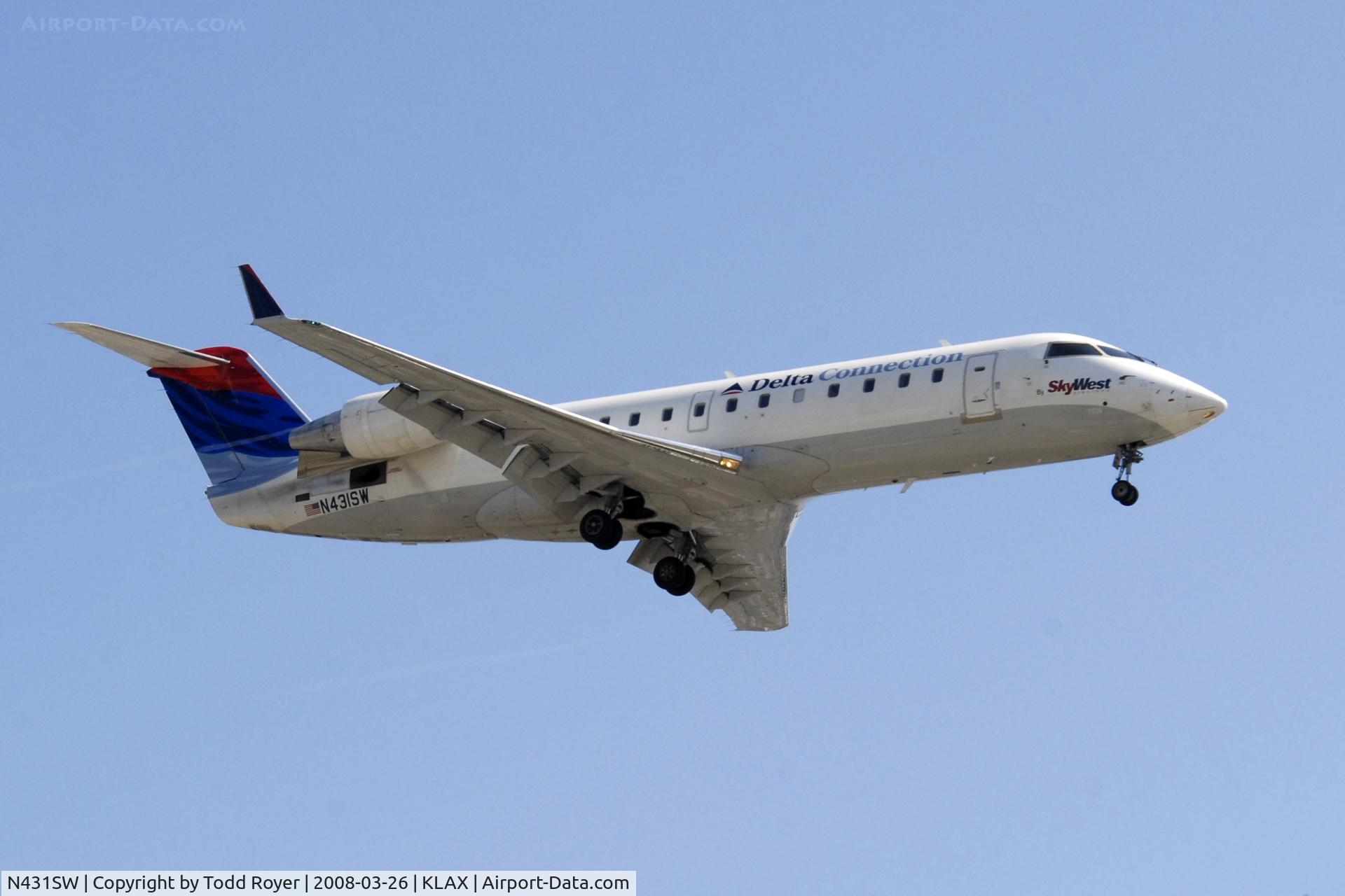 N431SW, 2001 Bombardier CRJ-200LR (CL-600-2B19) C/N 7536, Landing 24R at LAX
