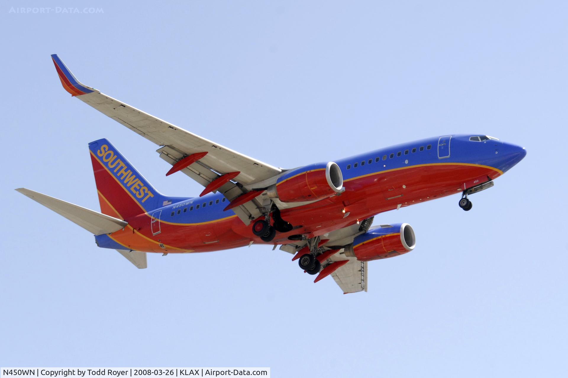 N450WN, 2004 Boeing 737-7H4 C/N 32470, Landing 24R at LAX