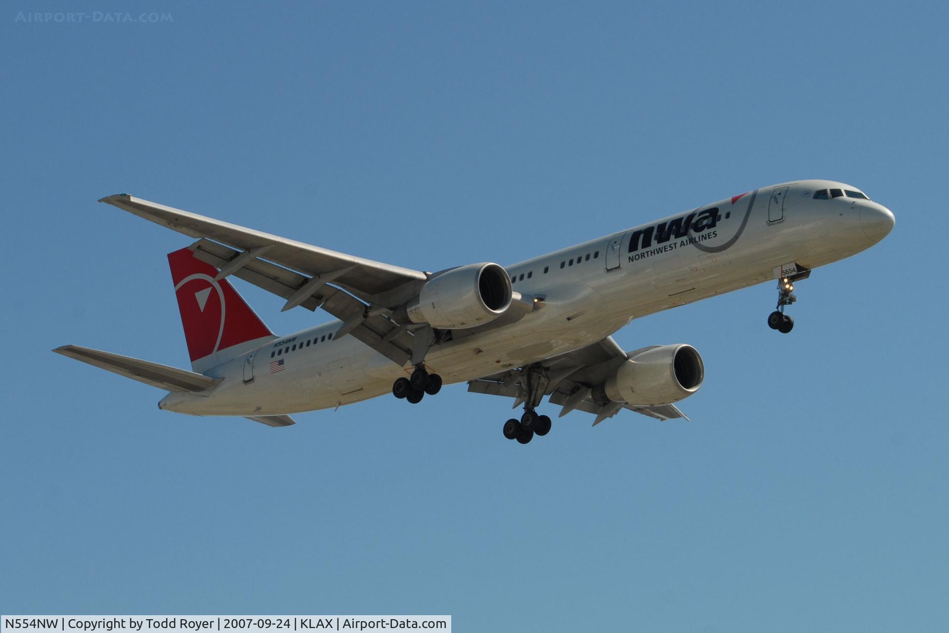 N554NW, 2001 Boeing 757-251 C/N 26501, Landing 24R at LAX