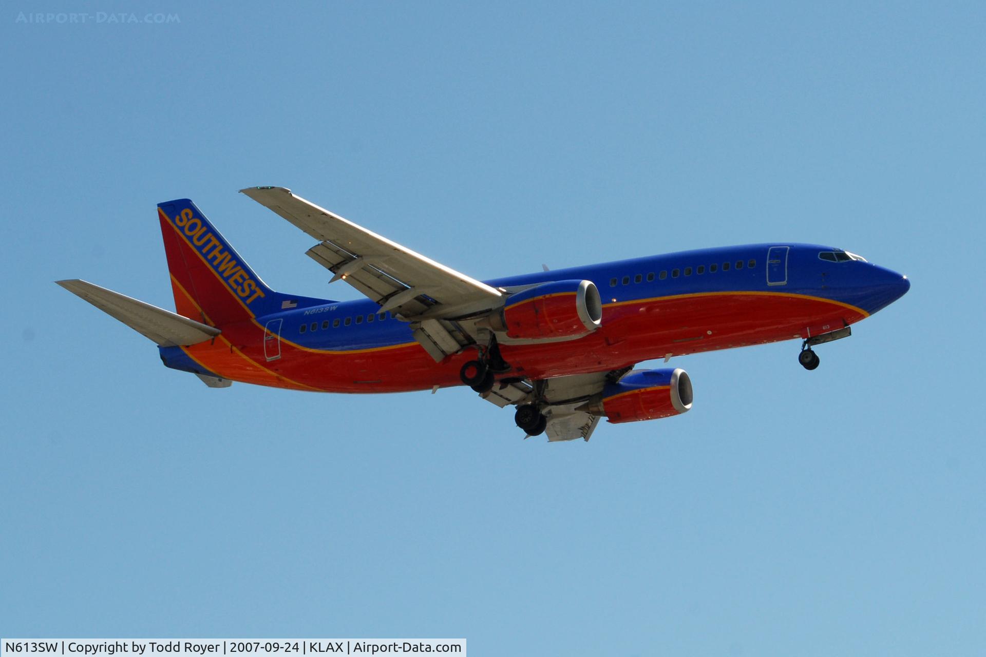 N613SW, 1995 Boeing 737-3H4 C/N 27931, Landing 24R at LAX