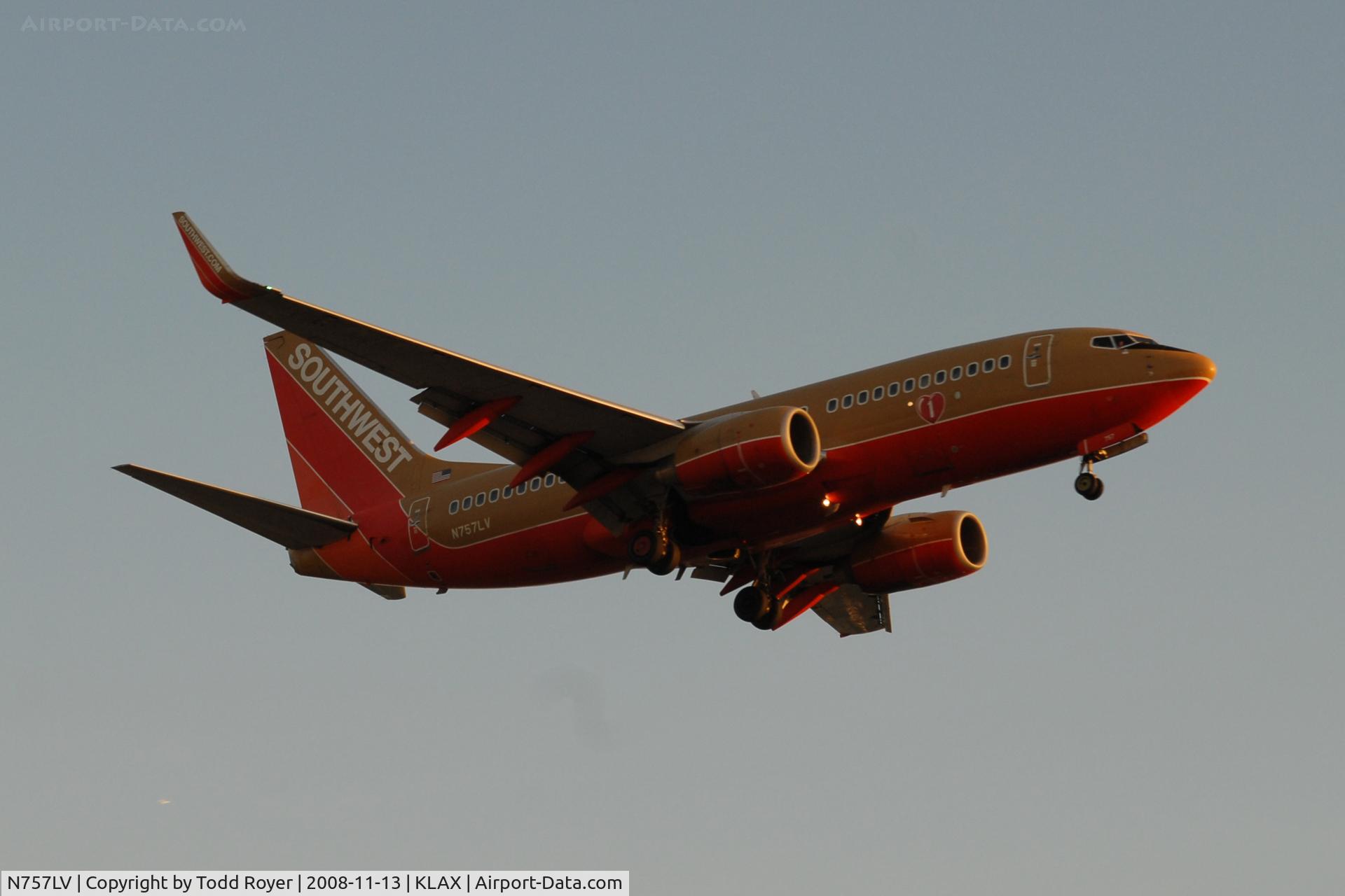 N757LV, 1999 Boeing 737-7H4 C/N 29850, Landing 24R at LAX