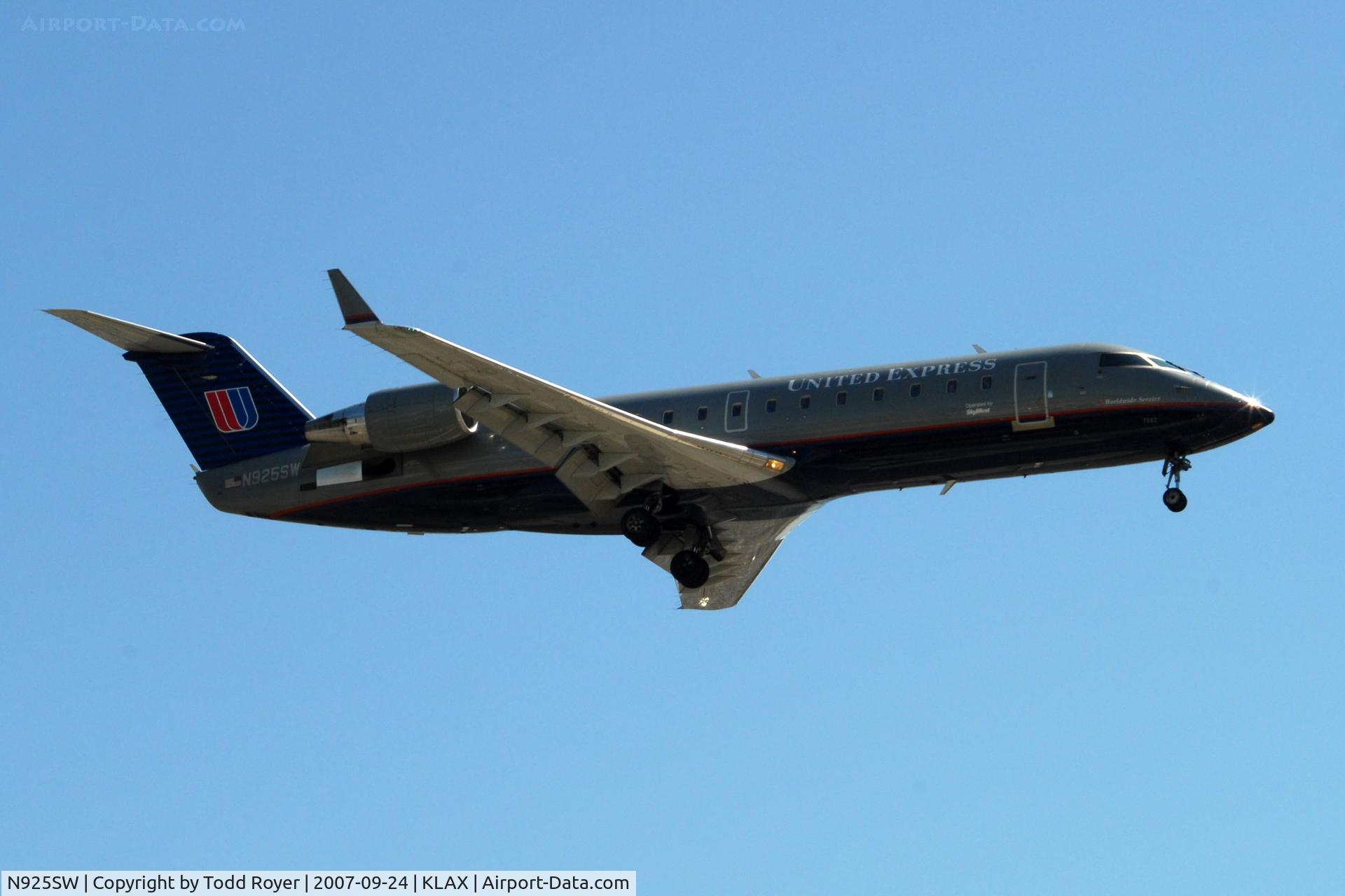 N925SW, 2002 Bombardier CRJ-200LR (CL-600-2B19) C/N 7682, Landing 24R at LAX