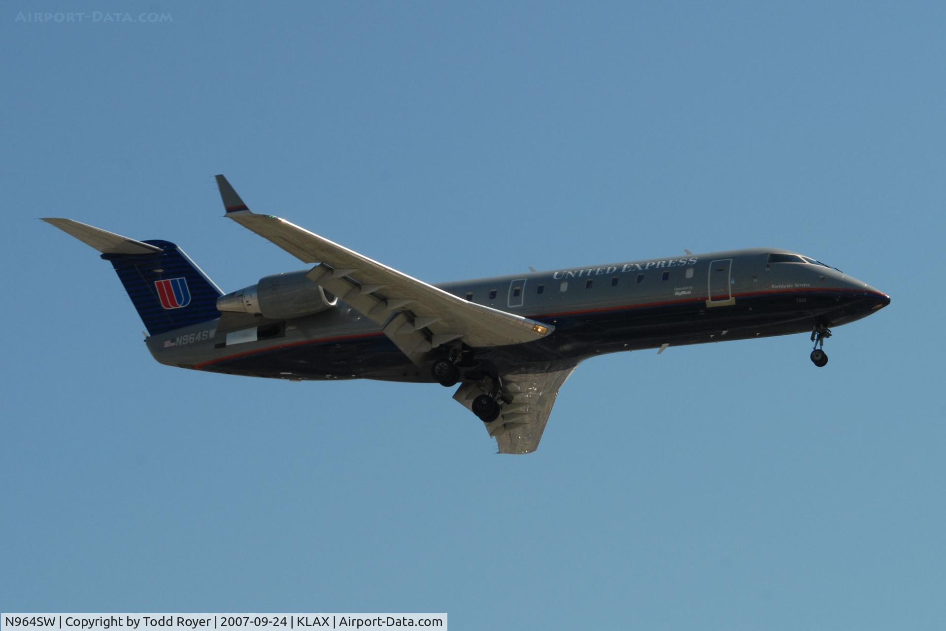 N964SW, 2003 Bombardier CRJ-200ER (CL-600-2B19) C/N 7868, Landing 24R at LAX