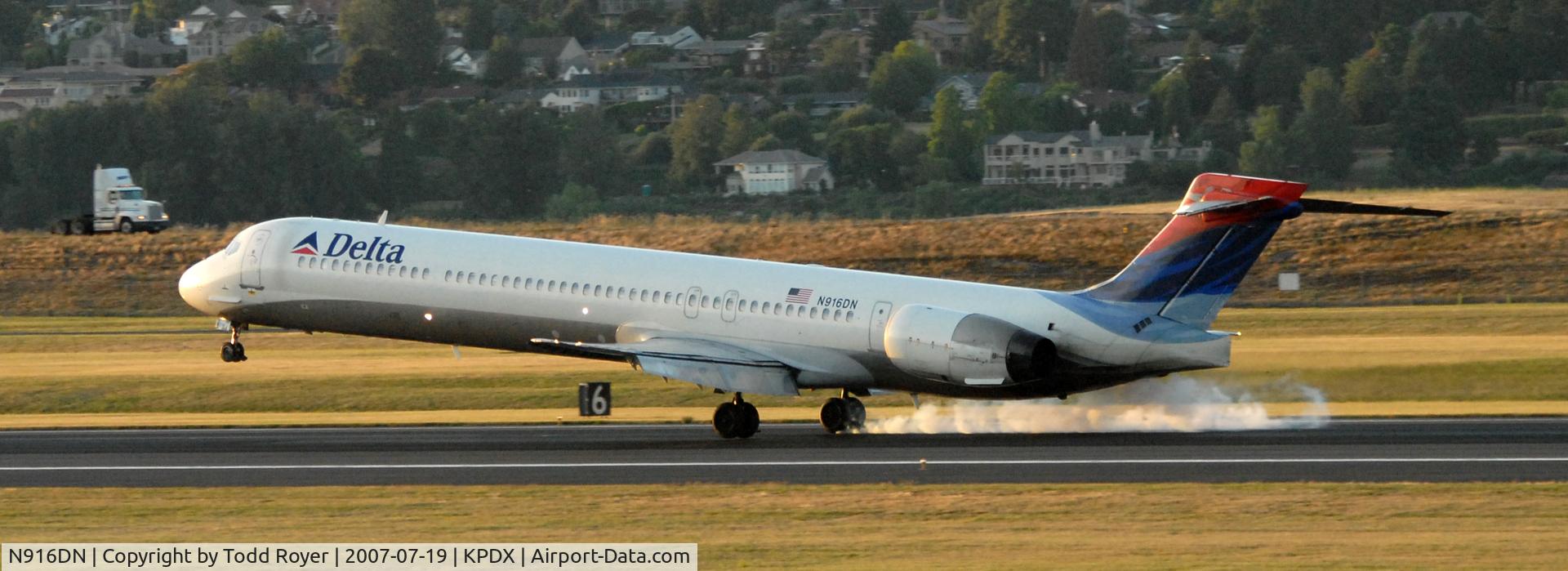 N916DN, 1996 McDonnell Douglas MD-90-30 C/N 53396, Landing 28R at PDX