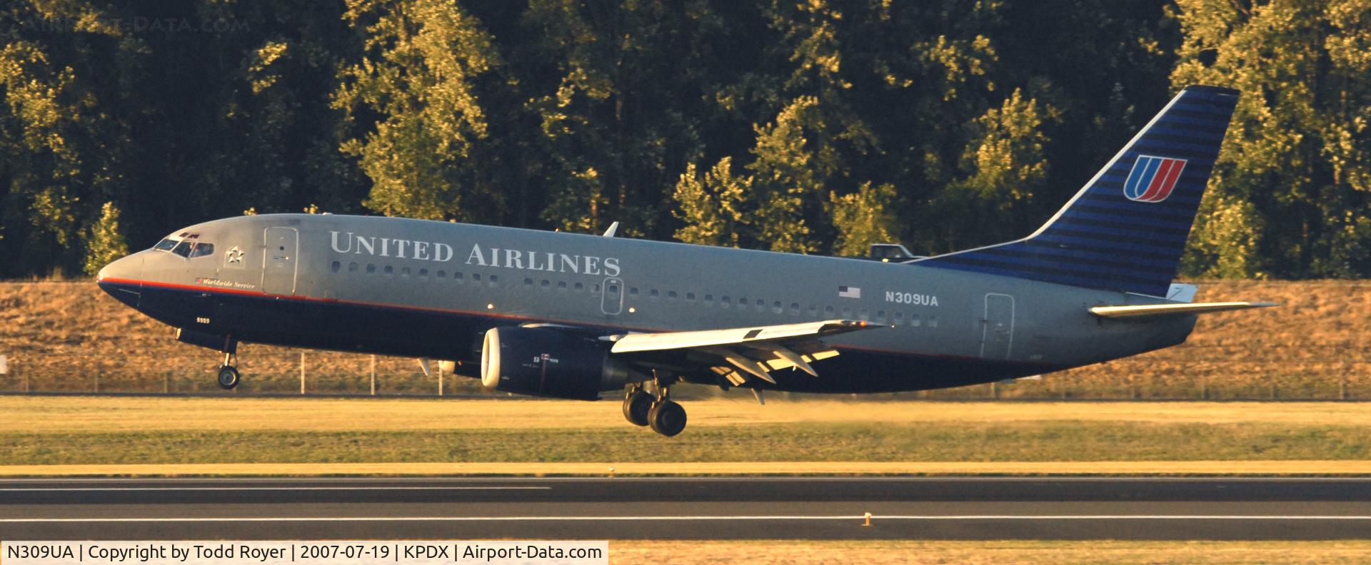 N309UA, 1987 Boeing 737-322 C/N 23670, Landing 28R at PDX