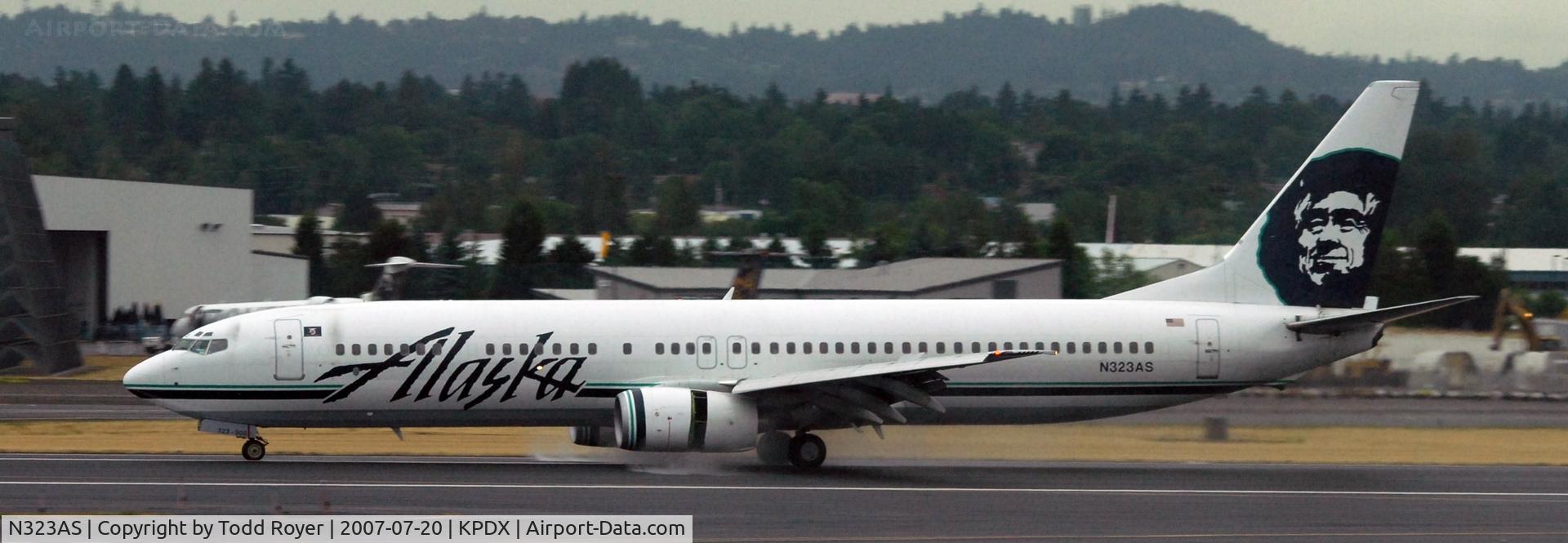 N323AS, 2004 Boeing 737-990 C/N 30021, Landing 10R at PDX