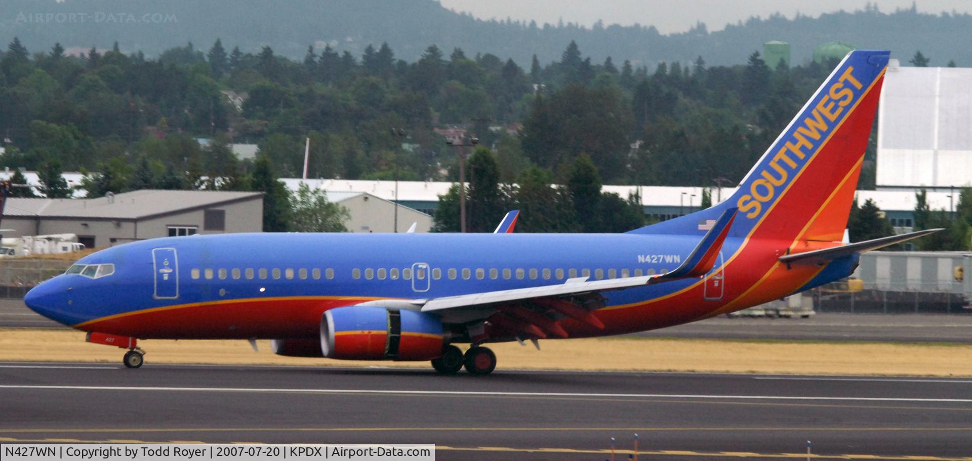 N427WN, 2002 Boeing 737-7H4 C/N 29831, Landing 10R at PDX