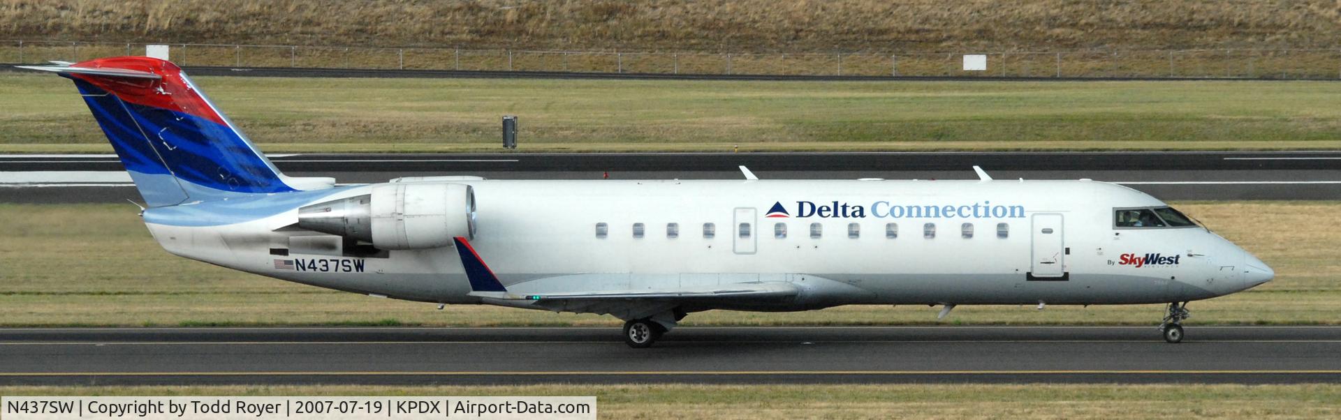 N437SW, 2001 Bombardier CRJ-200LR (CL-600-2B19) C/N 7564, Taxi for departure