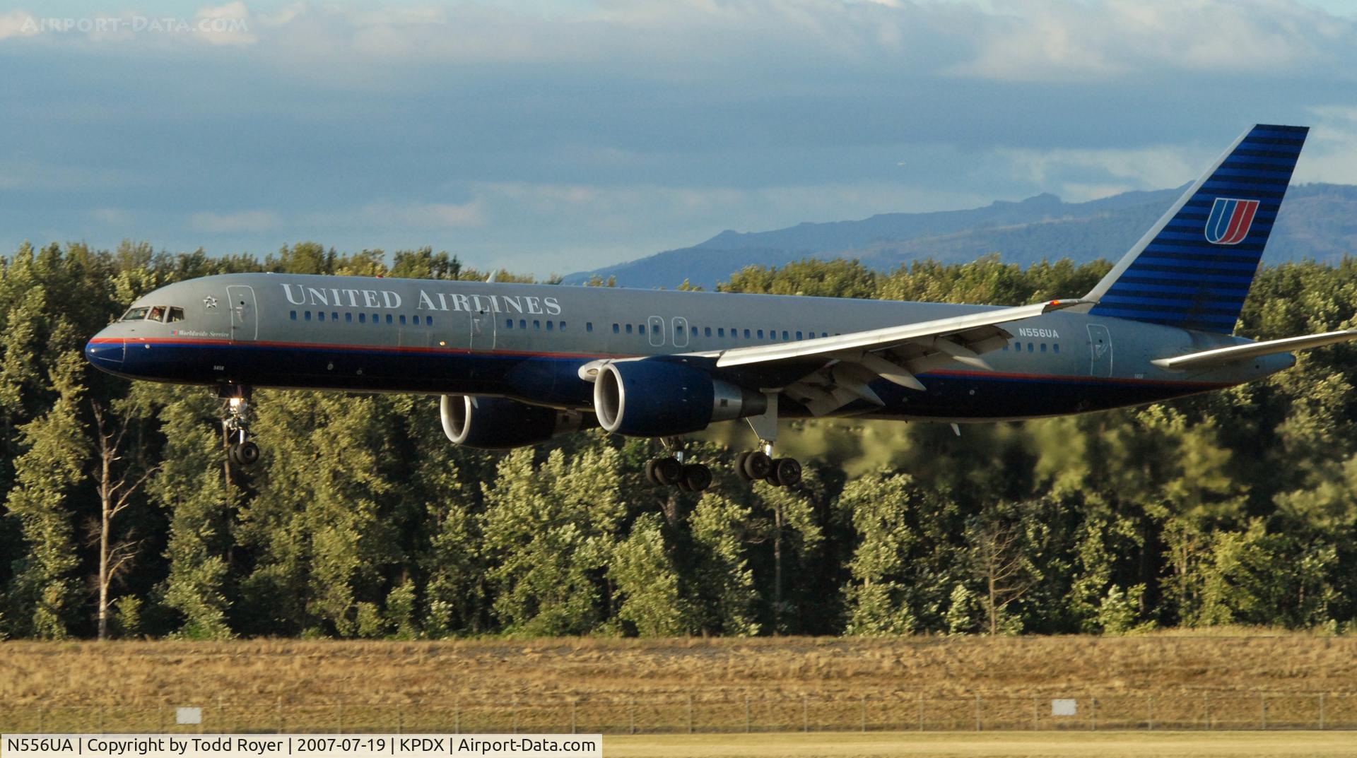 N556UA, 1992 Boeing 757-222 C/N 26650, Landing 28R at PDX